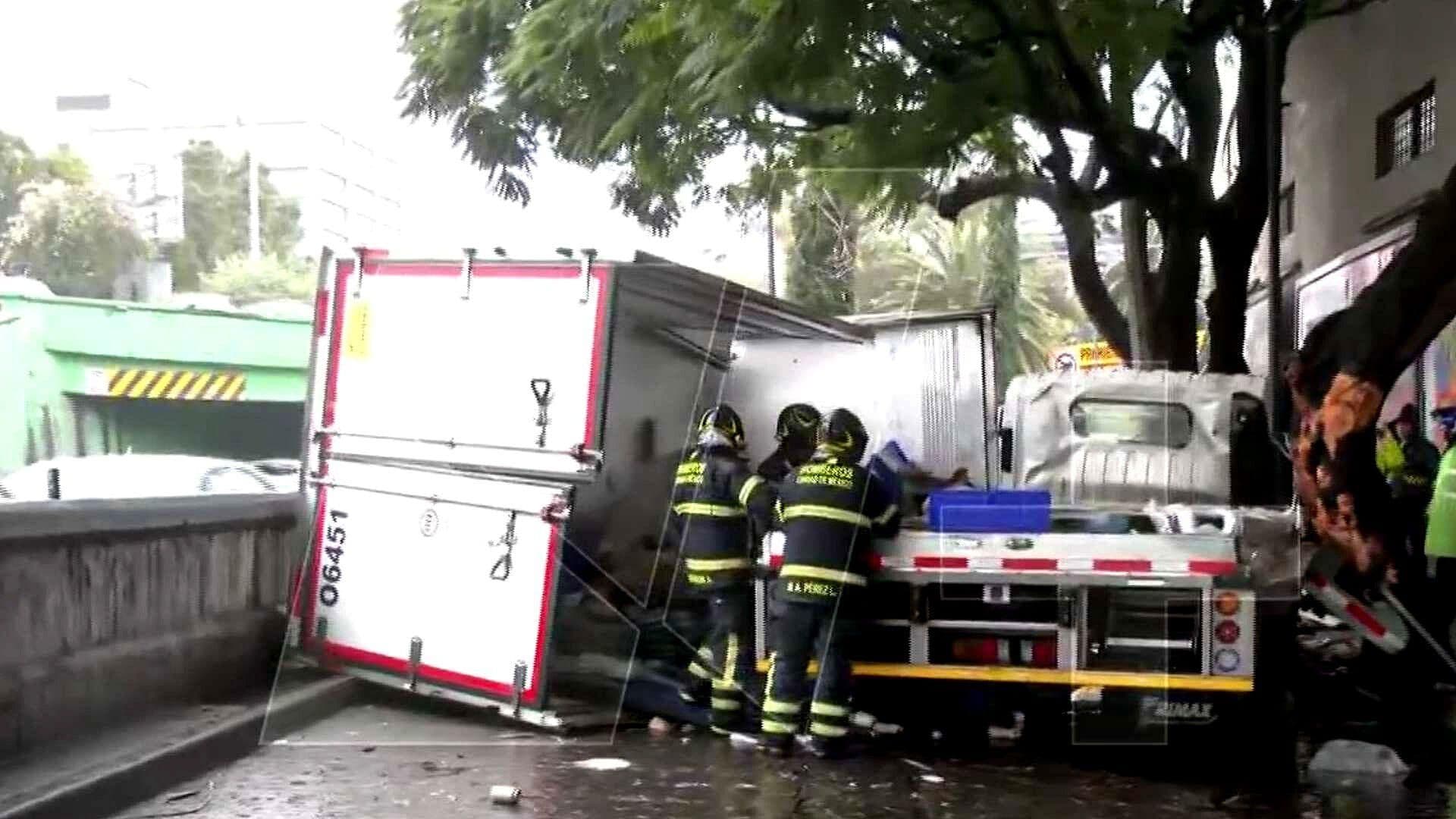 Accidente en CDMX Hoy: ¿Qué Pasó con Camioneta de Abarrotes que Volcó en Viaducto?