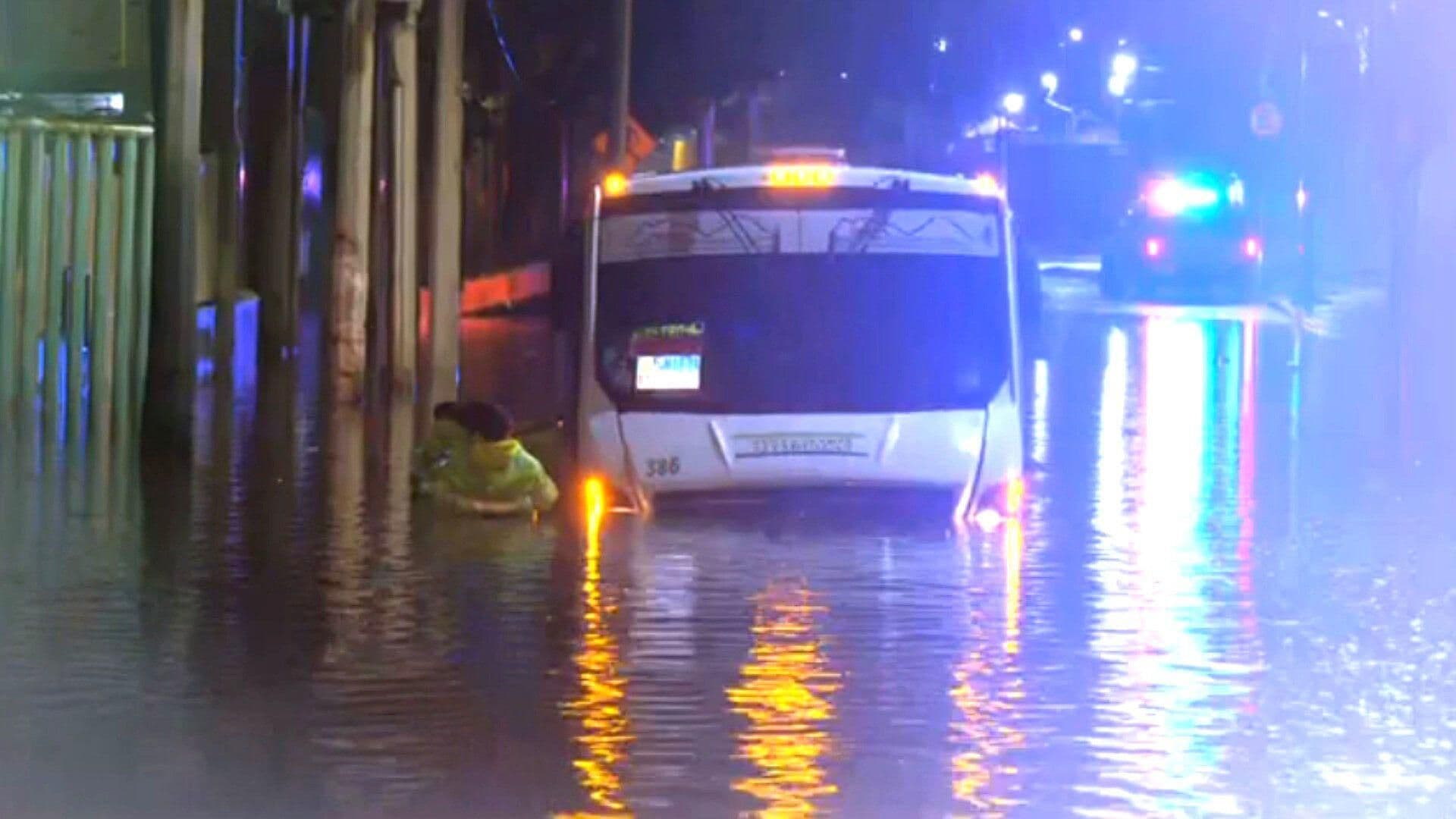 Camión de Transporte Público en CDMX Atrapado en Inundación de Viaducto Río Piedad