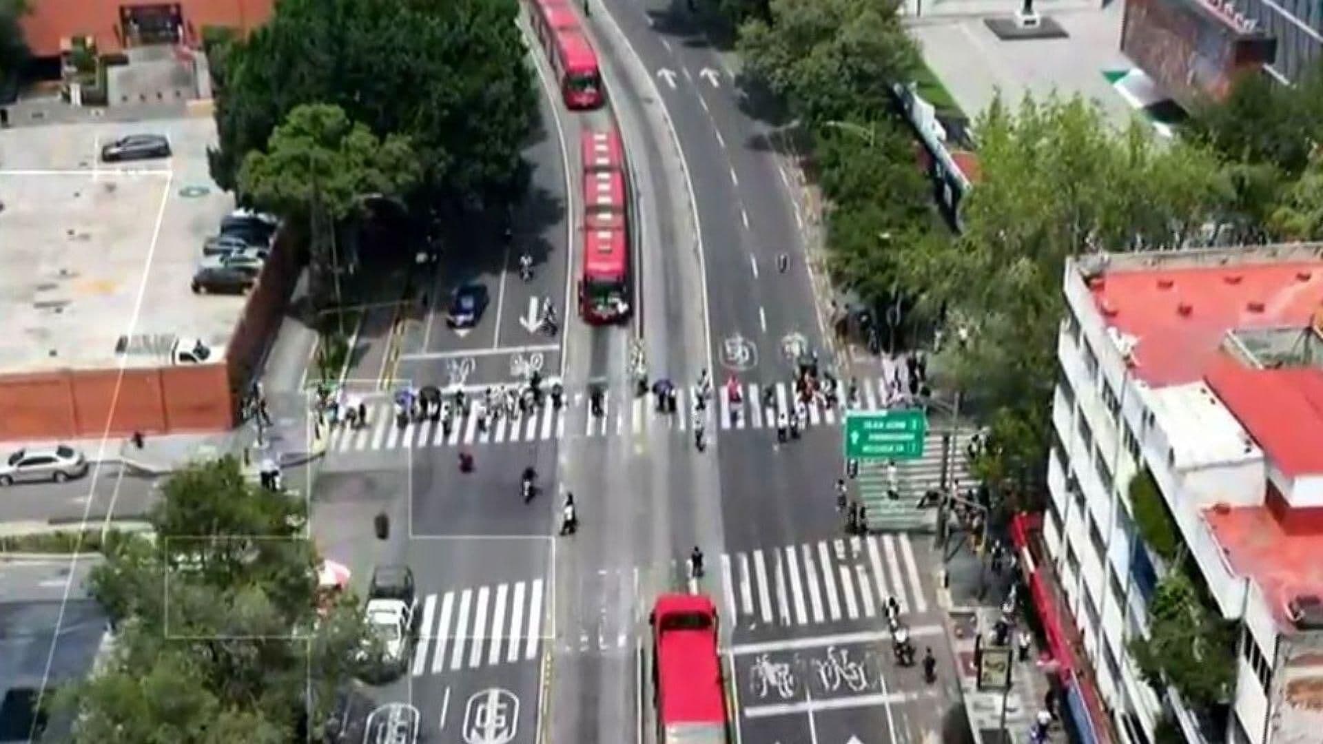 Manifestantes Bloquean Ambos Sentidos de Insurgentes Norte en CDMX