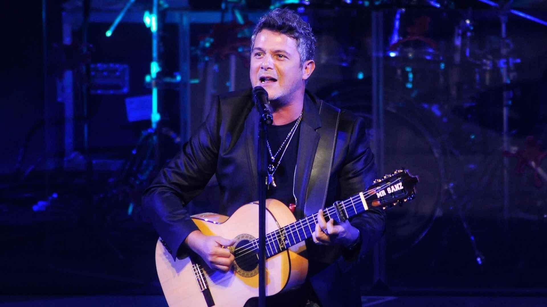 ¿Ya Nadie Reconoce a Alejandro Sanz? Cantante Camina Casual por Calles de Puebla