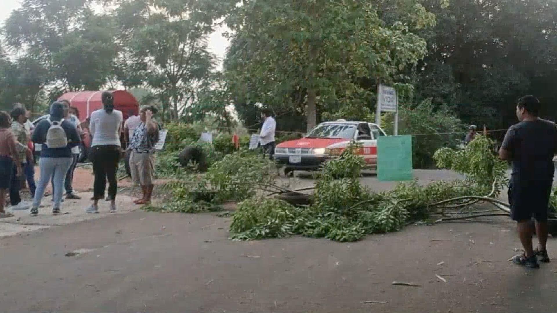 Padres de Familia Mantienen Bloqueada la Carretera Costera del Golfo en Acayucan