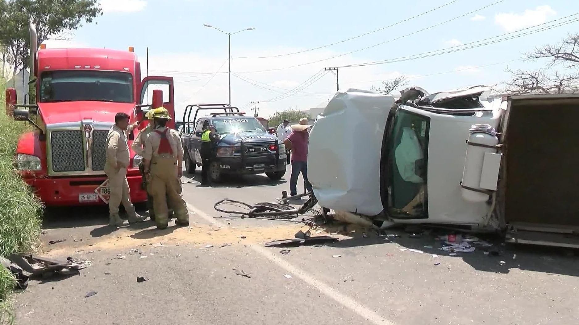 Camioneta Repartidora de Gas Se Vuelca Tras Impactarse con Tráiler en Periférico Nuevo