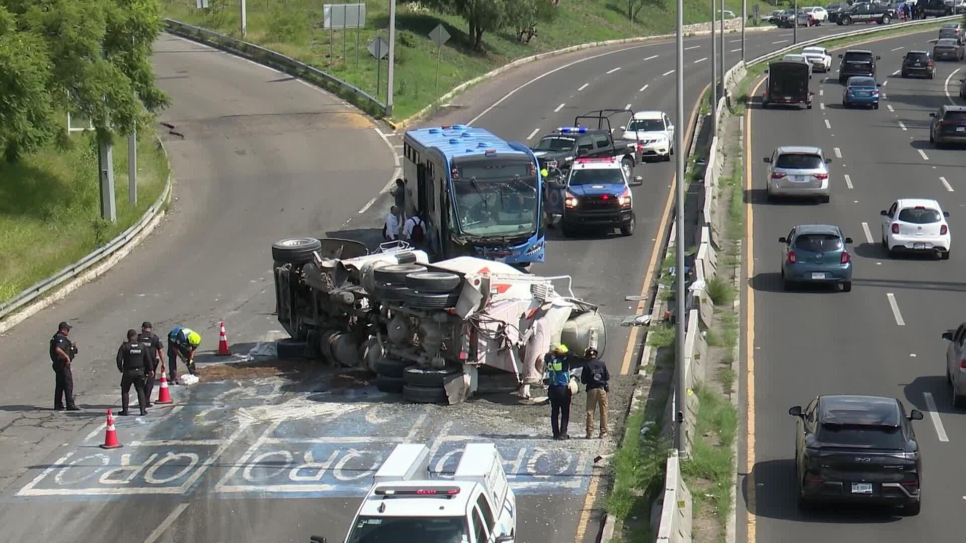 Una Revolvedora Volcó en Bernardo Quintana e Impactó una Unidad de Qrobús