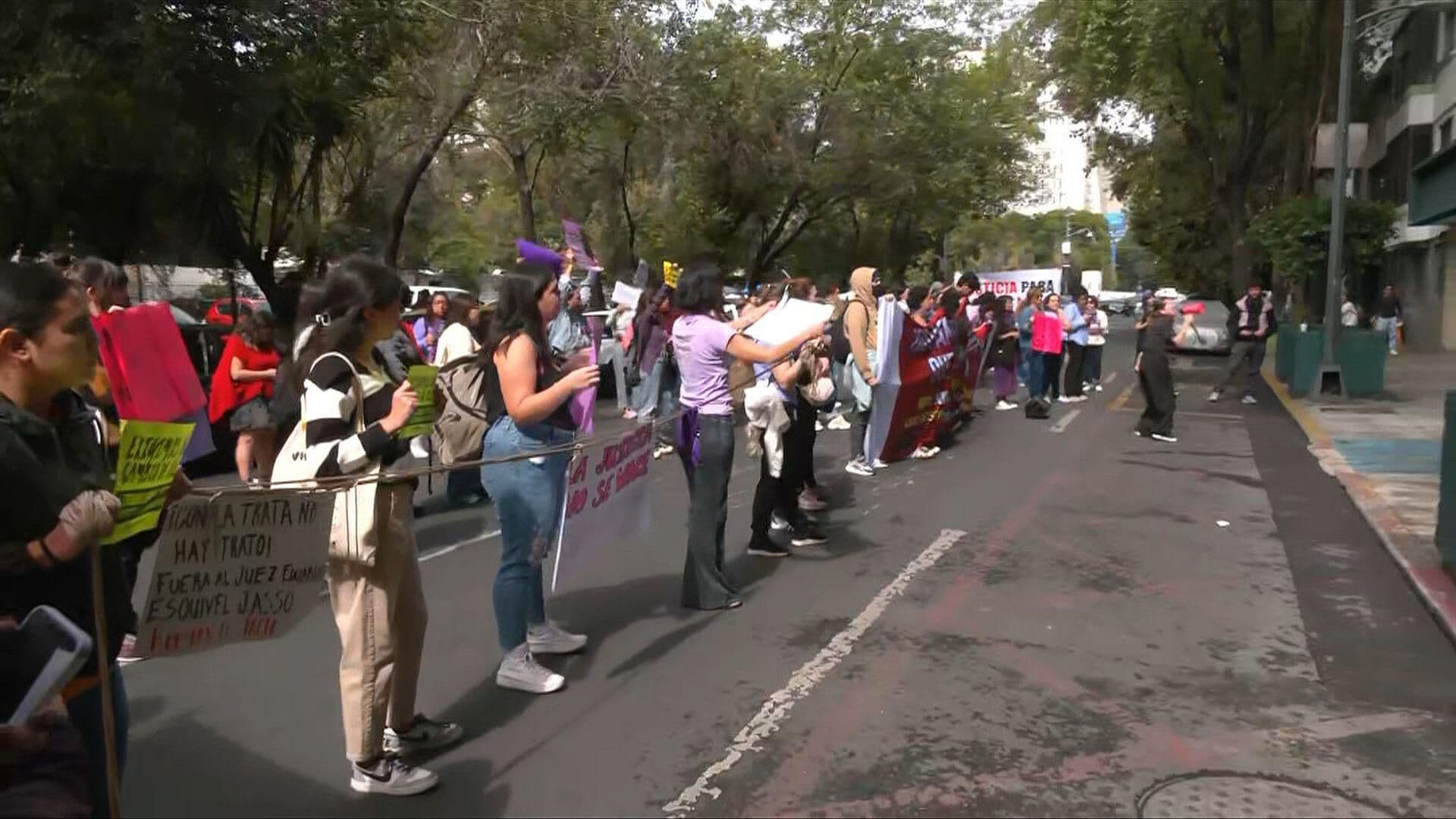 Realizan Bloqueo Frente a Juzgados en Sullivan, Exigen Justicia por Víctima de Violencia Sexual