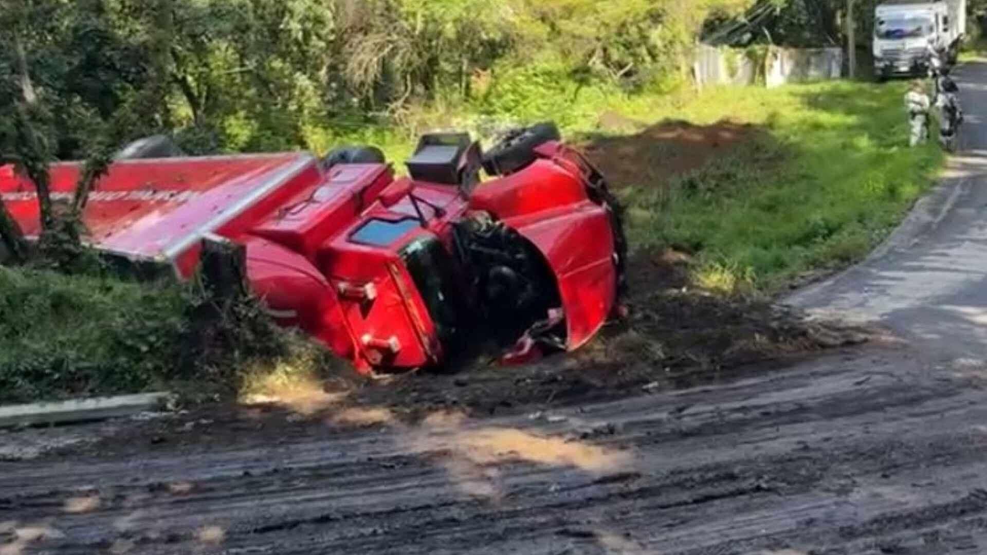 Vuelca Tráiler y Derriba Dos Postes de Luz en Huitzilac, Morelos