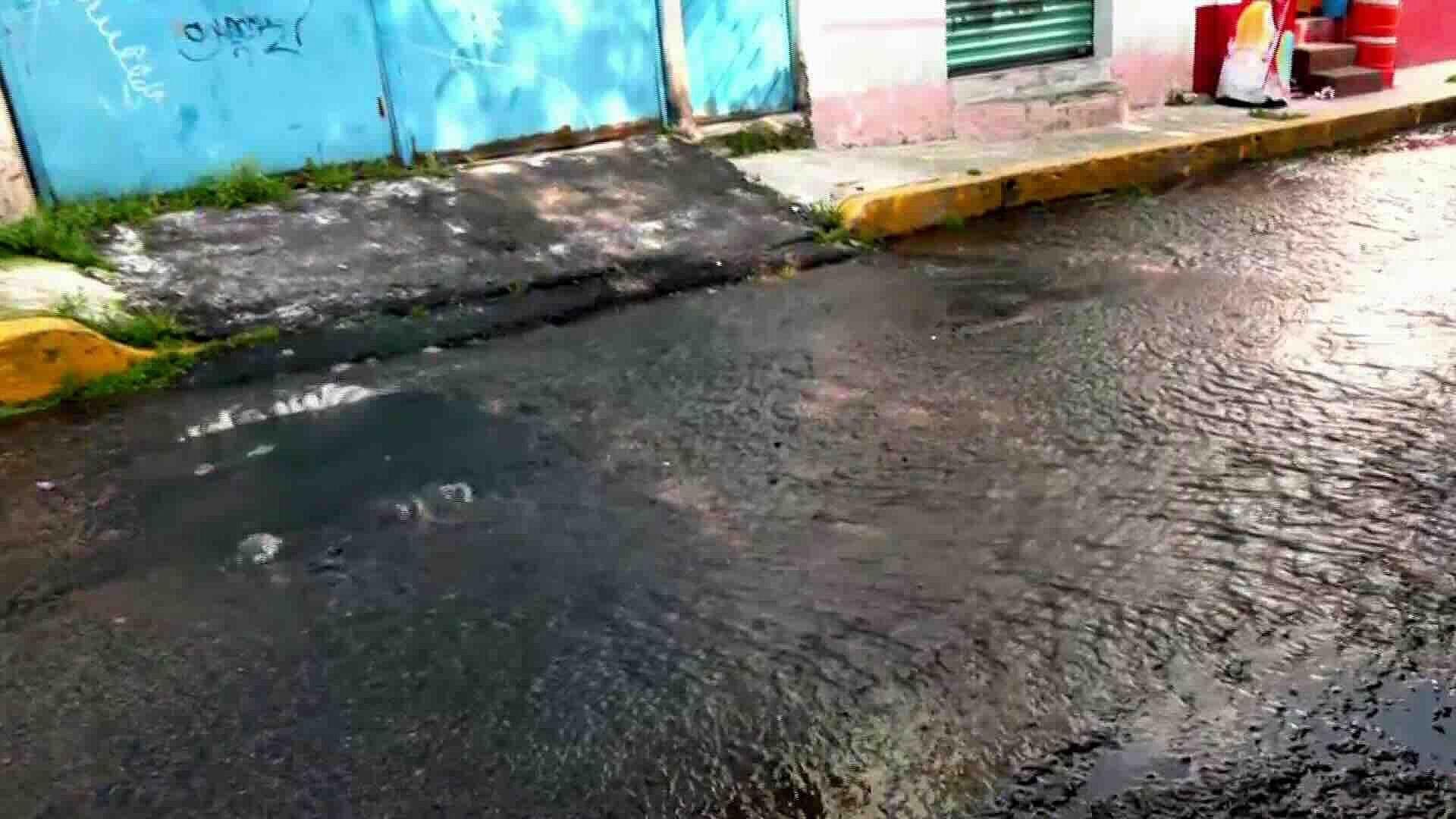 Fuga de Agua en Pueblo Nuevo en la Magdalena Contreras, CDMX Tras Paso de Maquinaria