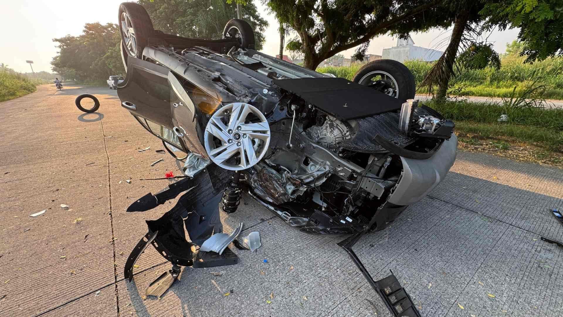 Conductor Vuelca y Abandona su Vehículo en Medellín de Bravo, Veracruz