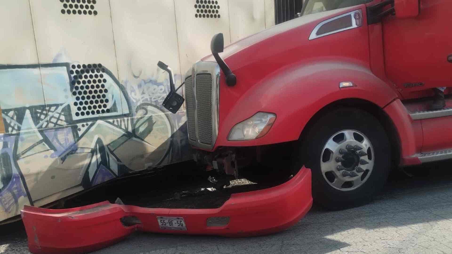 Tráiler es Embestido por el Tren sobre el Bulevar Córdoba-Peñuela, Veracruz
