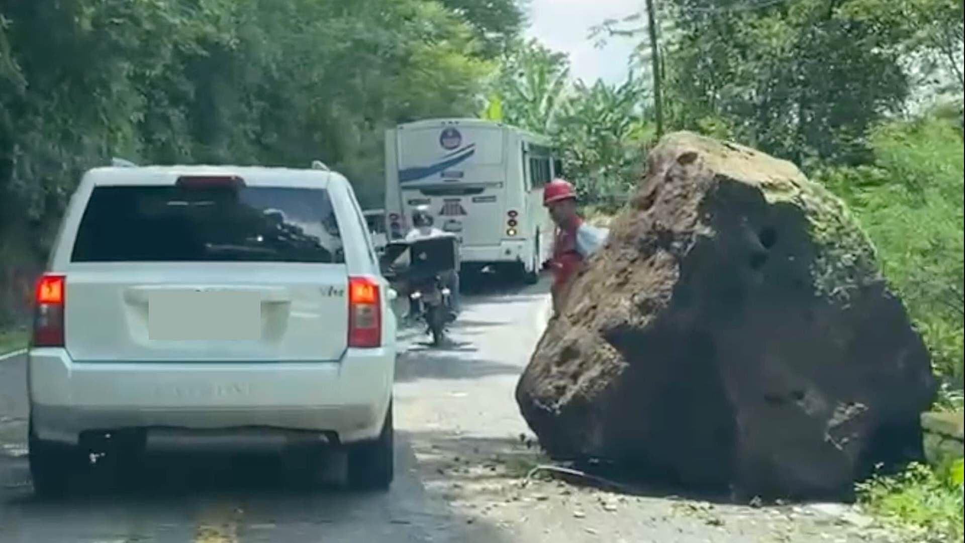 Rocas Gigantes Caen Sobre la Carretera San Marcos-Teocelo