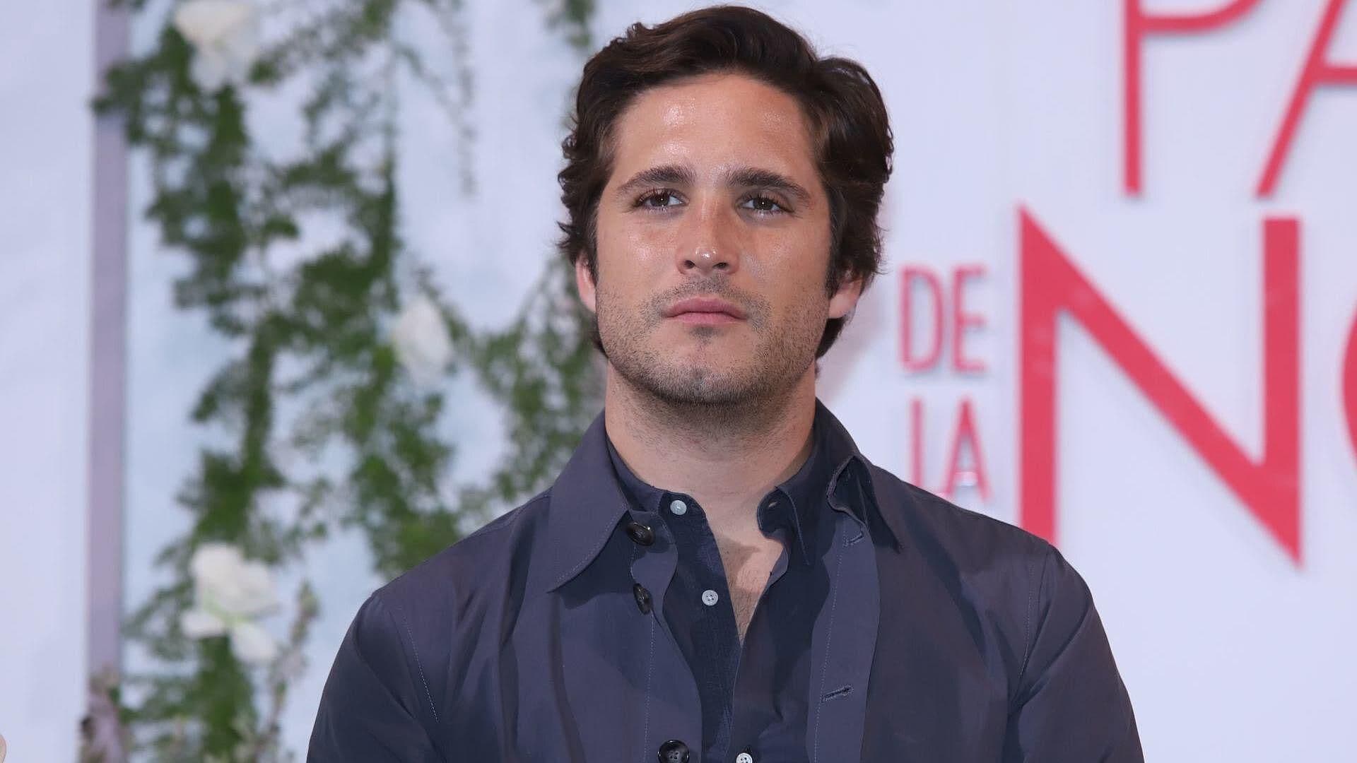Diego Boneta le da Cangrejo Vivo a Comer a Renata Notni: Así Reaccionó la Actriz | VIDEO