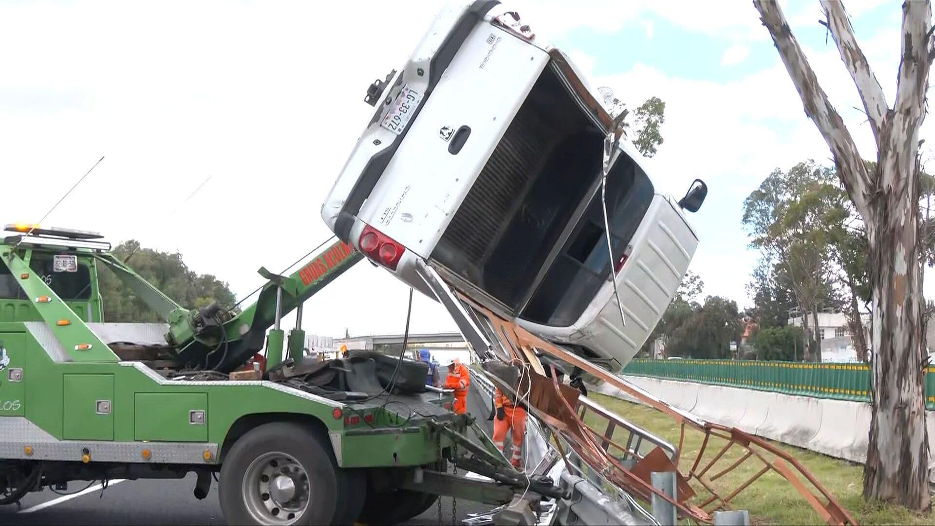 Retiran Camioneta que Volcó en la México-Pachuca; Hay Reducción de Carriles con Dirección a CDMX