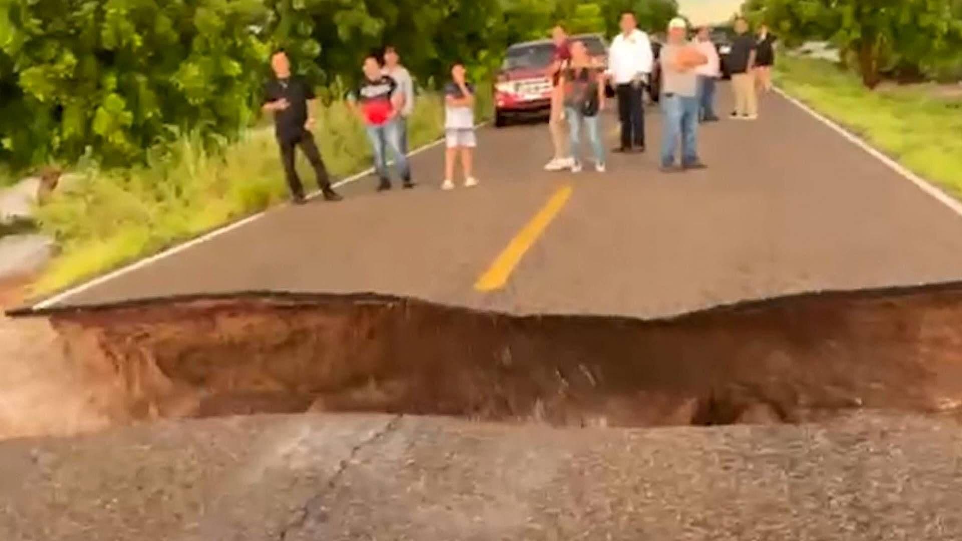 VIDEO: Graban Momento Exacto en que Se Forma Megasocavón en Carretera de Ahome, Sinaloa
