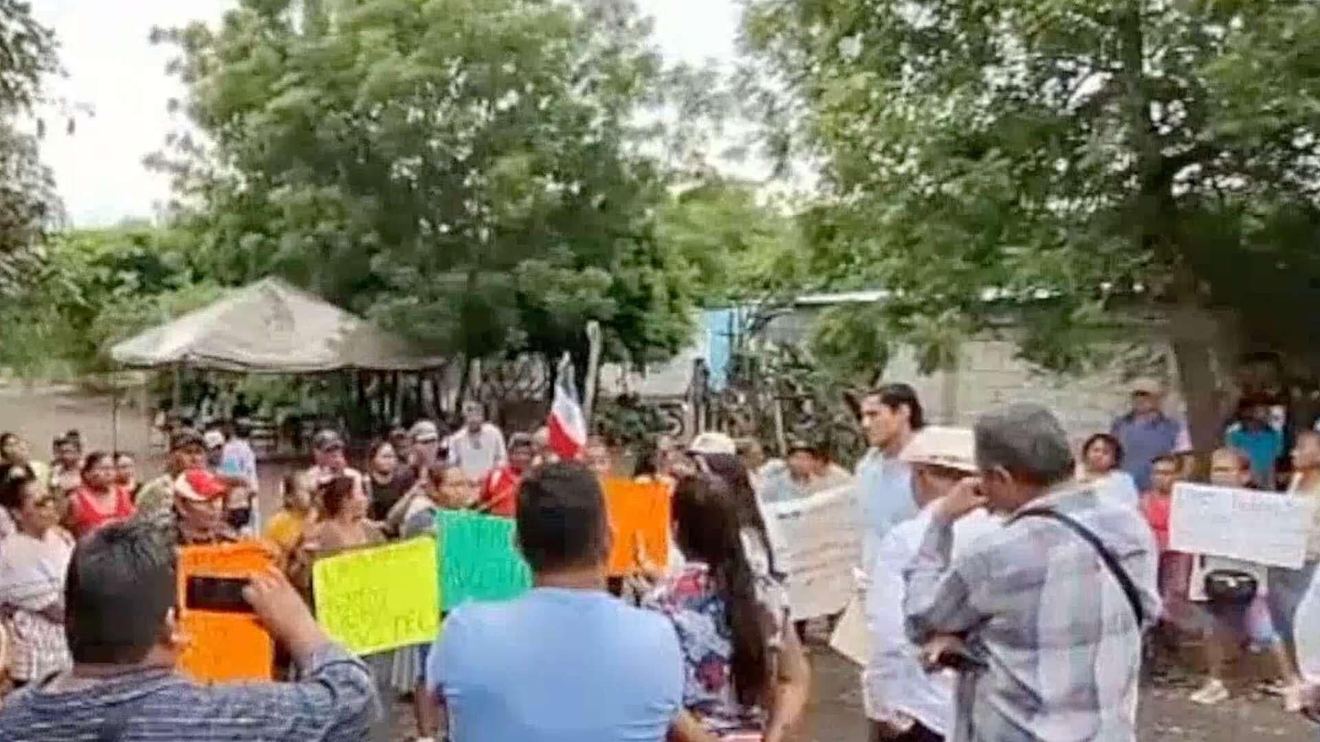 Habitantes Bloquean Acceso a Granja de Pollos en Soledad de Doblado; Piden sea Retirada