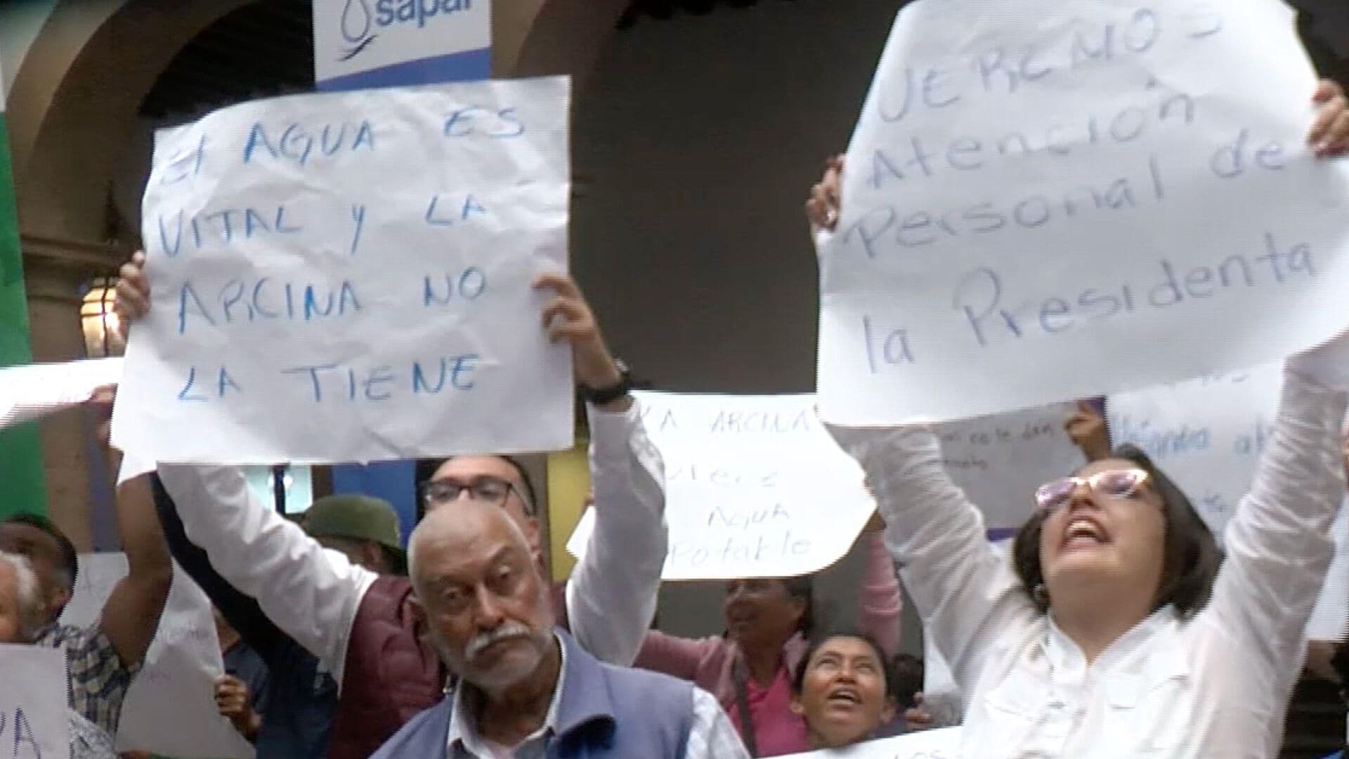 Habitantes de la Comunidad de La Arcina se Manifiestan por Falta de Agua en León, Gto