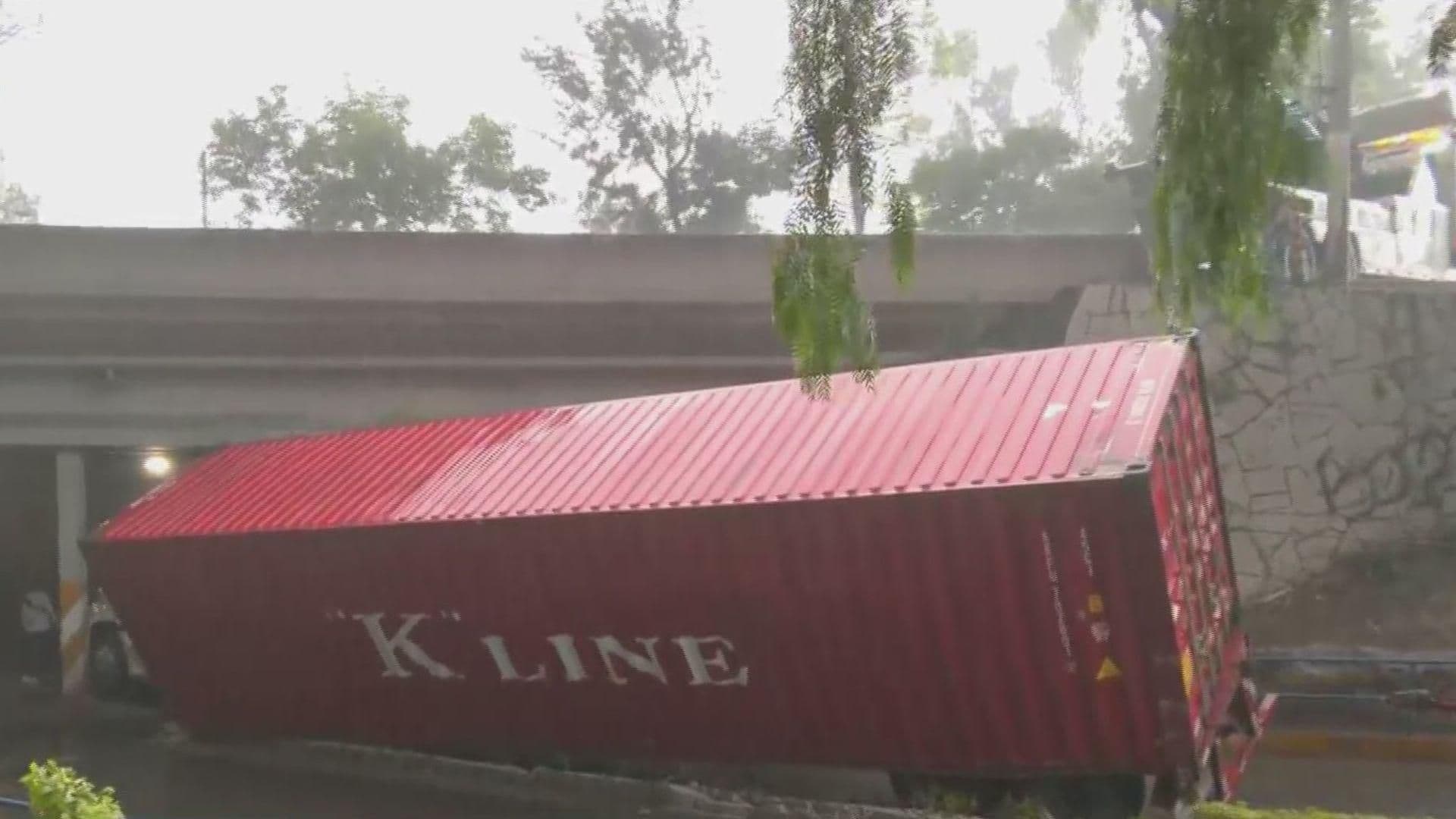 Contenedor de Tráiler Provoca Severo Caos Vial en Lomas Verdes, Naucalpan, Edomex