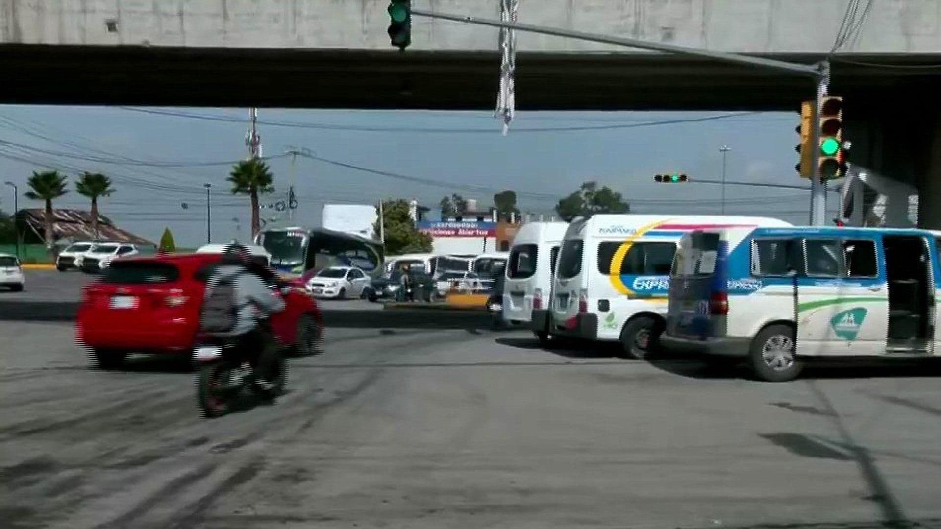 Transportistas Liberan un Carril por Sentido en el Boulevard Ojo de Agua, en Tecámac