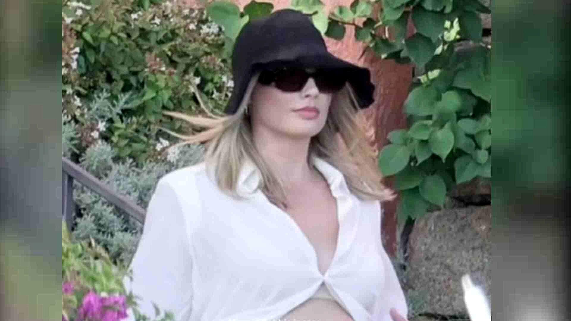 Margot Robbie, en Blusa Blanca Medio Abierta, Luce su Hermosa Pancita de Embarazo