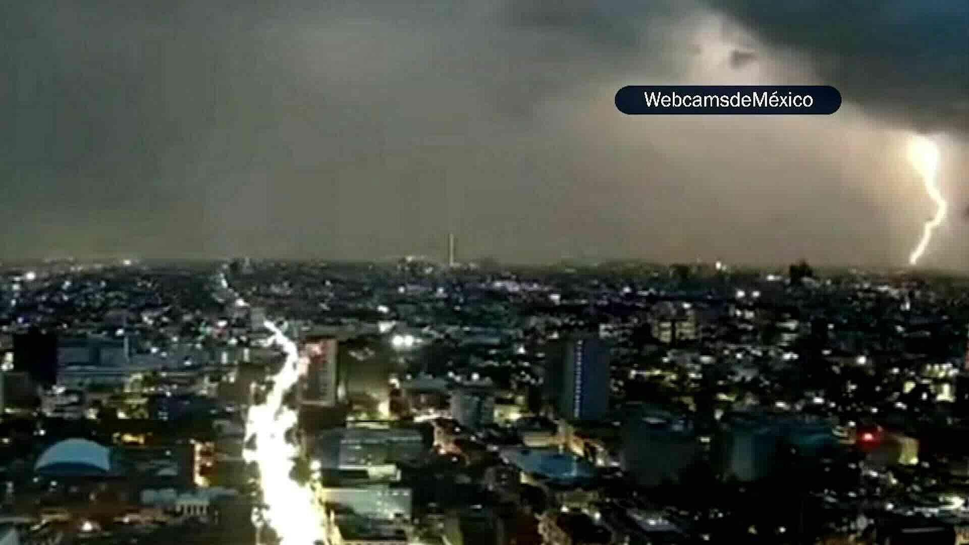 Impresionante Rayo Impacta Cerca de Torre Latinoamericana en CDMX; Captan el Momento