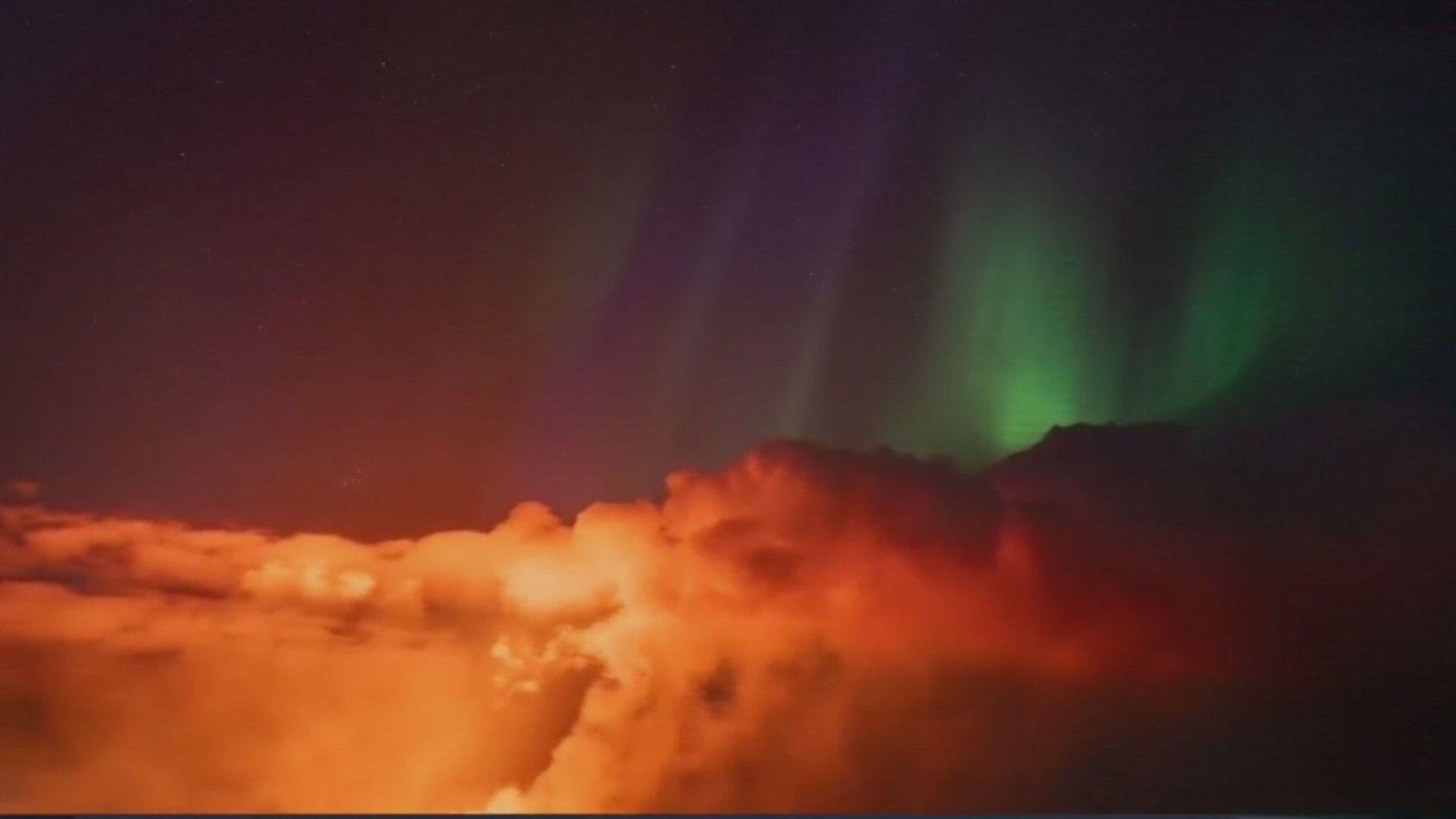¡Chulada! Captan Aurora Boreal Sobre Erupción de Volcán en Islandia