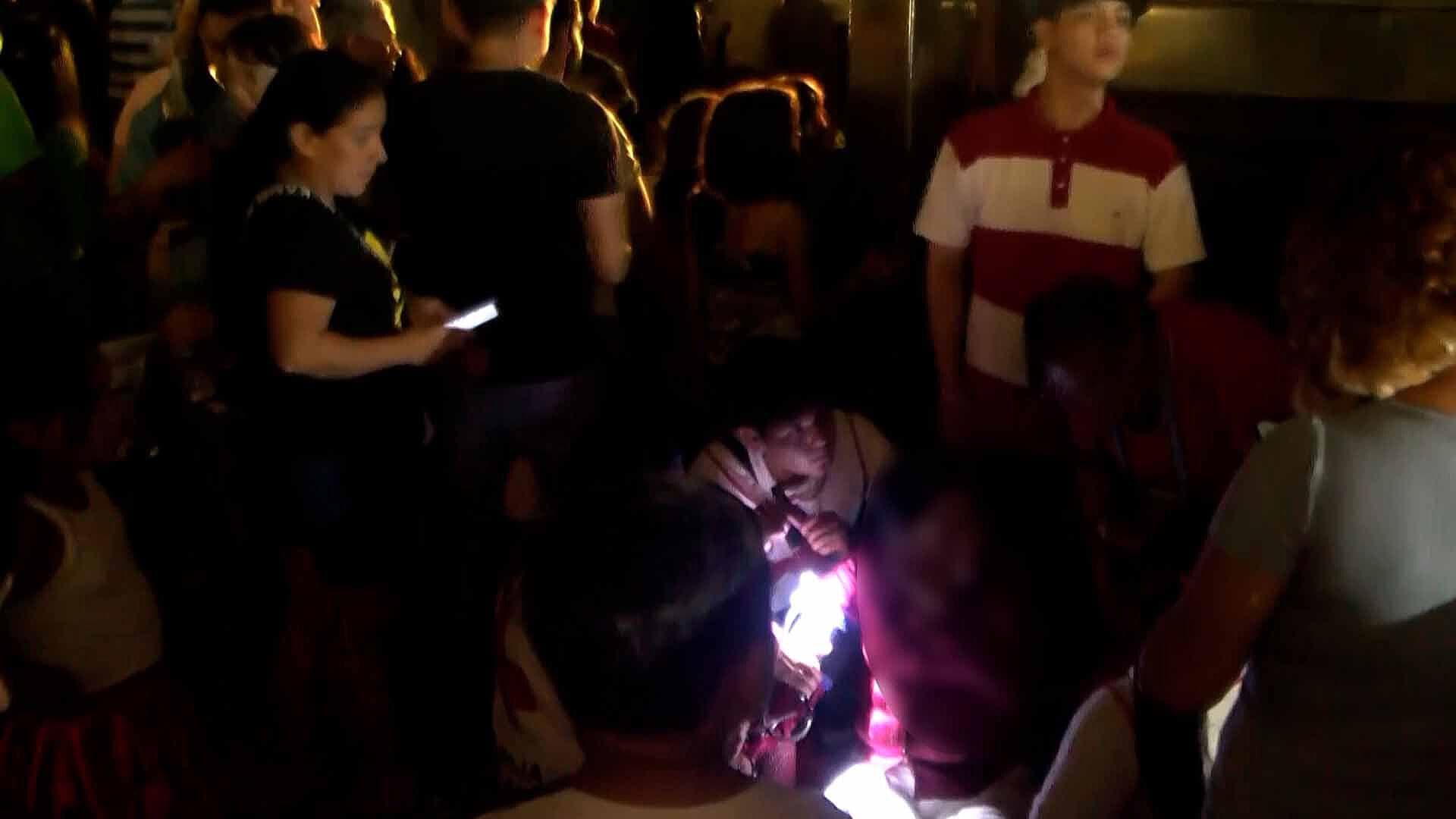 Mujer Lesionada tras Caer Durante Festejos del 15 de Septiembre en Plaza Mayor de Torreón