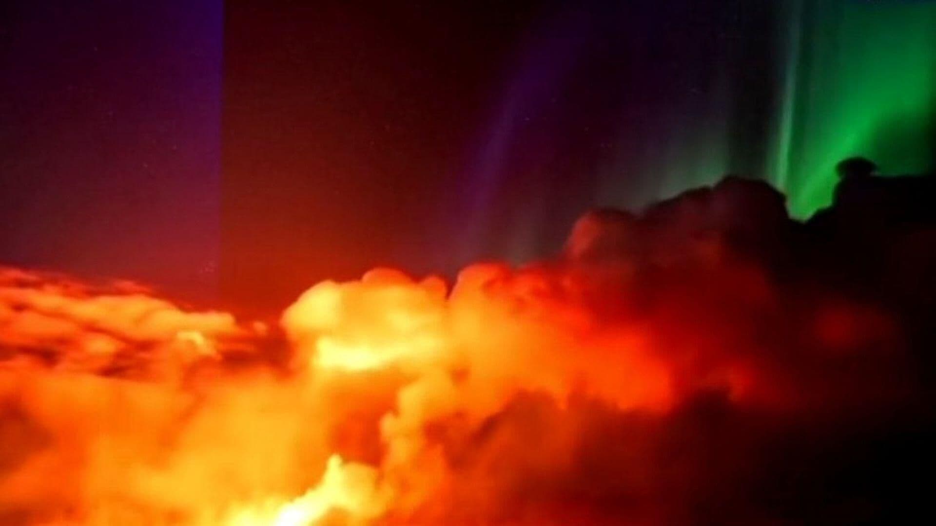 Así Lució una Aurora Boreal sobre una Erupción Volcánica en Islandia