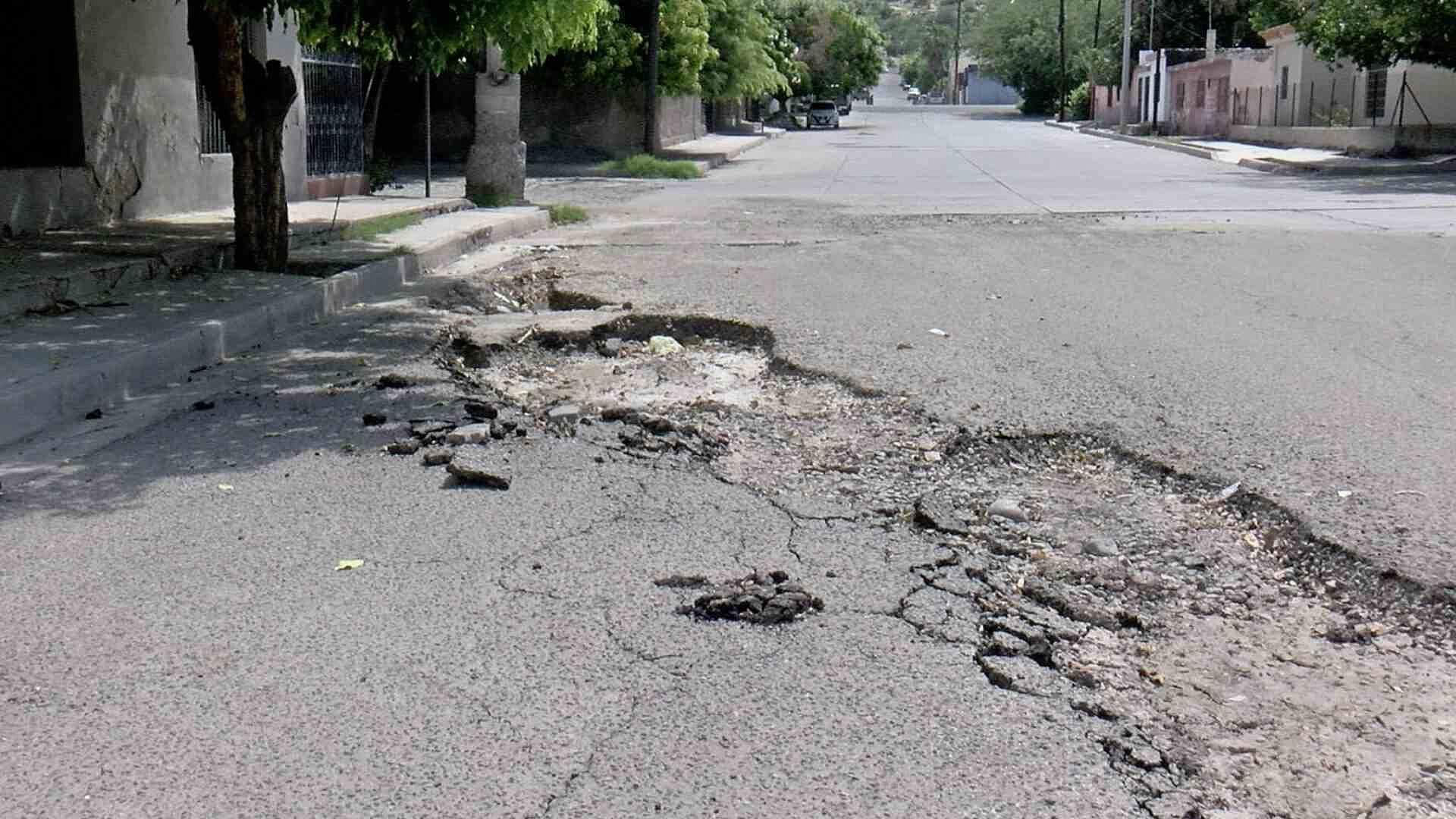 Denuncian Calle con Baches desde Hace 9 Años en Villa de Seris