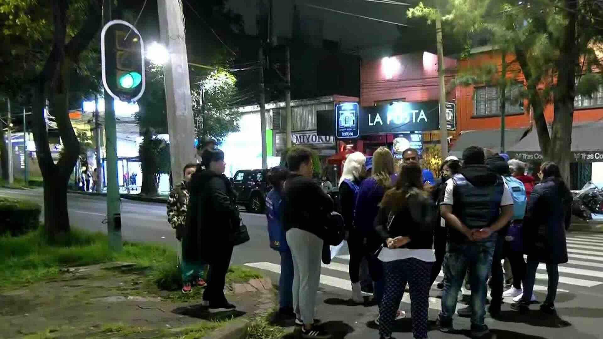 Manifestantes Realizan Bloqueo Nocturno en Miguel Ángel de Quevedo