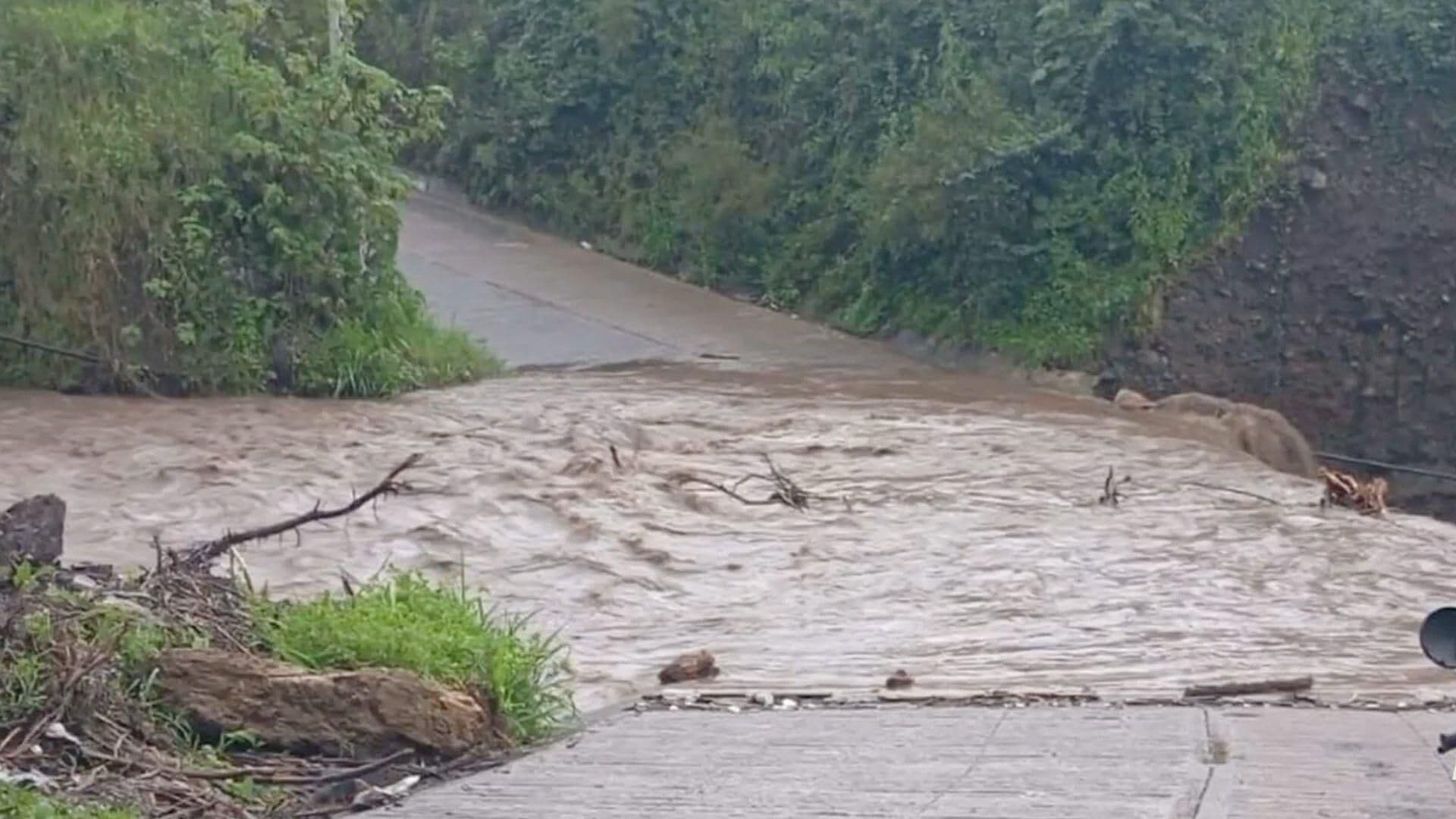 Se Desborda Río Tepoxtlán en Ixhuatlancillo, Veracruz