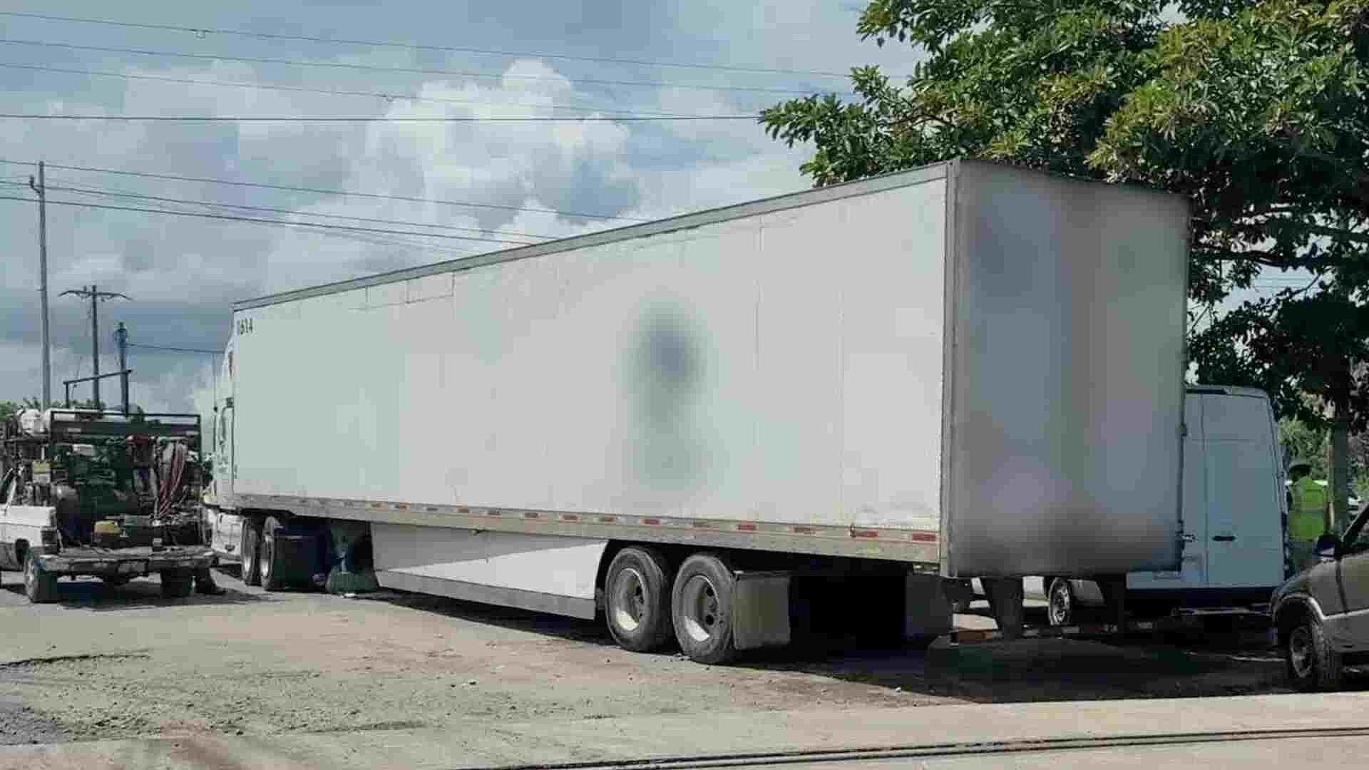 Tráiler Sufre Presunta Falla y se Atora en las Vías del Tren en Central de Abastos de Veracruz