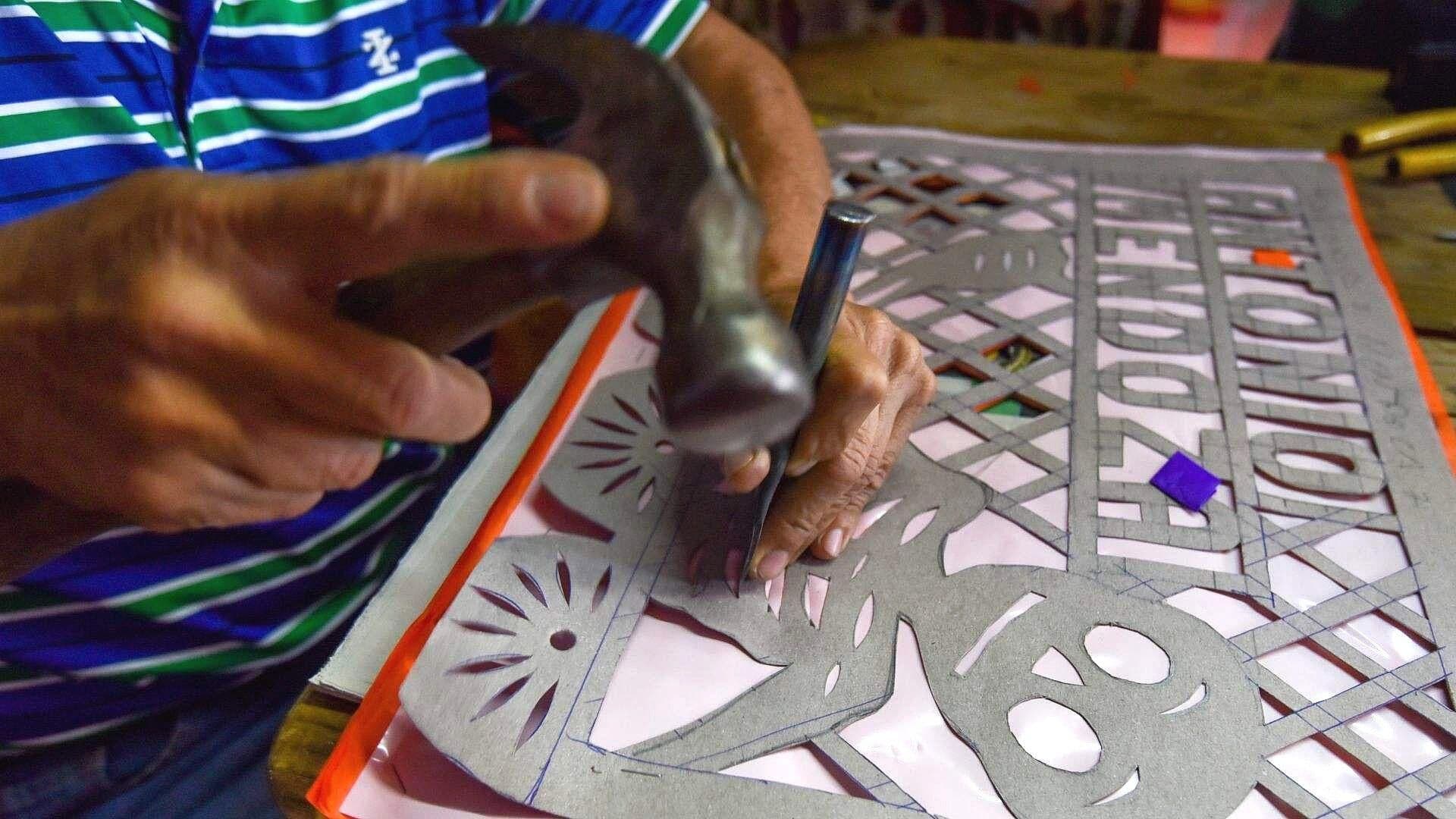 Así Elaboran el Papel Picado de San Salvador Huixcolotla en Puebla