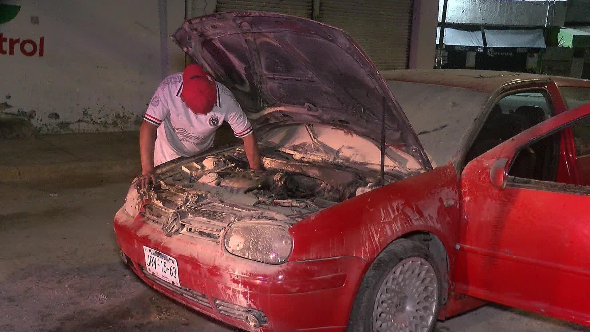 Vehículo se Incendia Tras Falla Mecánica en la Colonia Las Huertas, Tlaquepaque