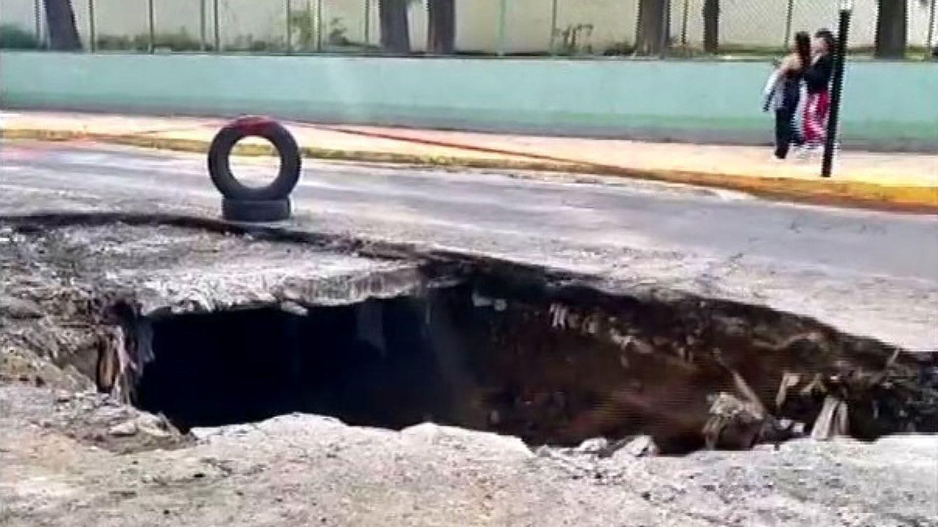 Socavón se Abre Frente a Unidad de Salud en San Rafael, Tlalmanalco; Vecinos Denuncian Riesgo