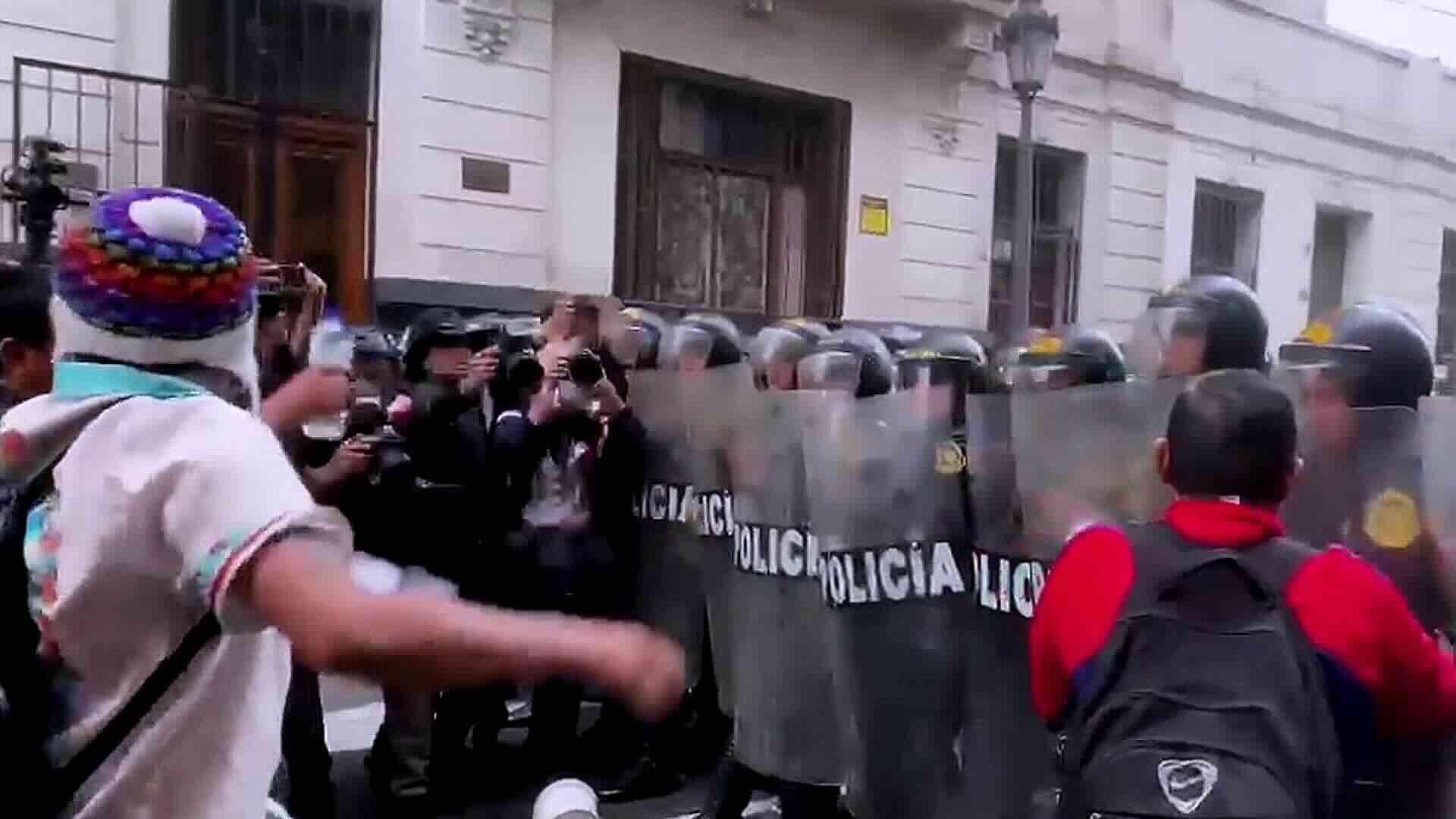 Protesta de la Generación Z Termina con Enfrentamientos y Lesionados en Lima, Perú
