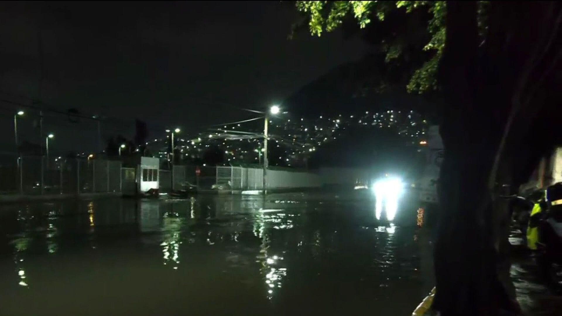 Tormenta Deja Inundada la Avenida Estado de México, frente al Reclusorio Norte en la CDMX