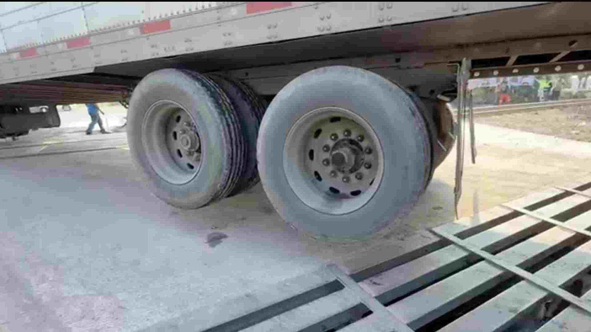 Tráiler se Atora en las Vías del tren a la Altura de la Central de Abastos de Veracruz