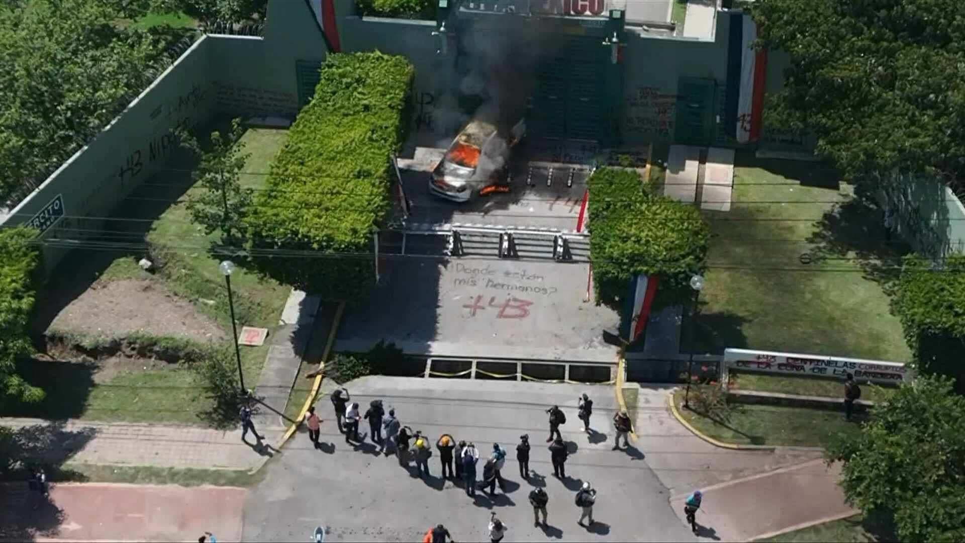 Normalistas de Ayotzinapa Incendian e Impactan Camioneta en Acceso de la 27 Zona Militar en Iguala