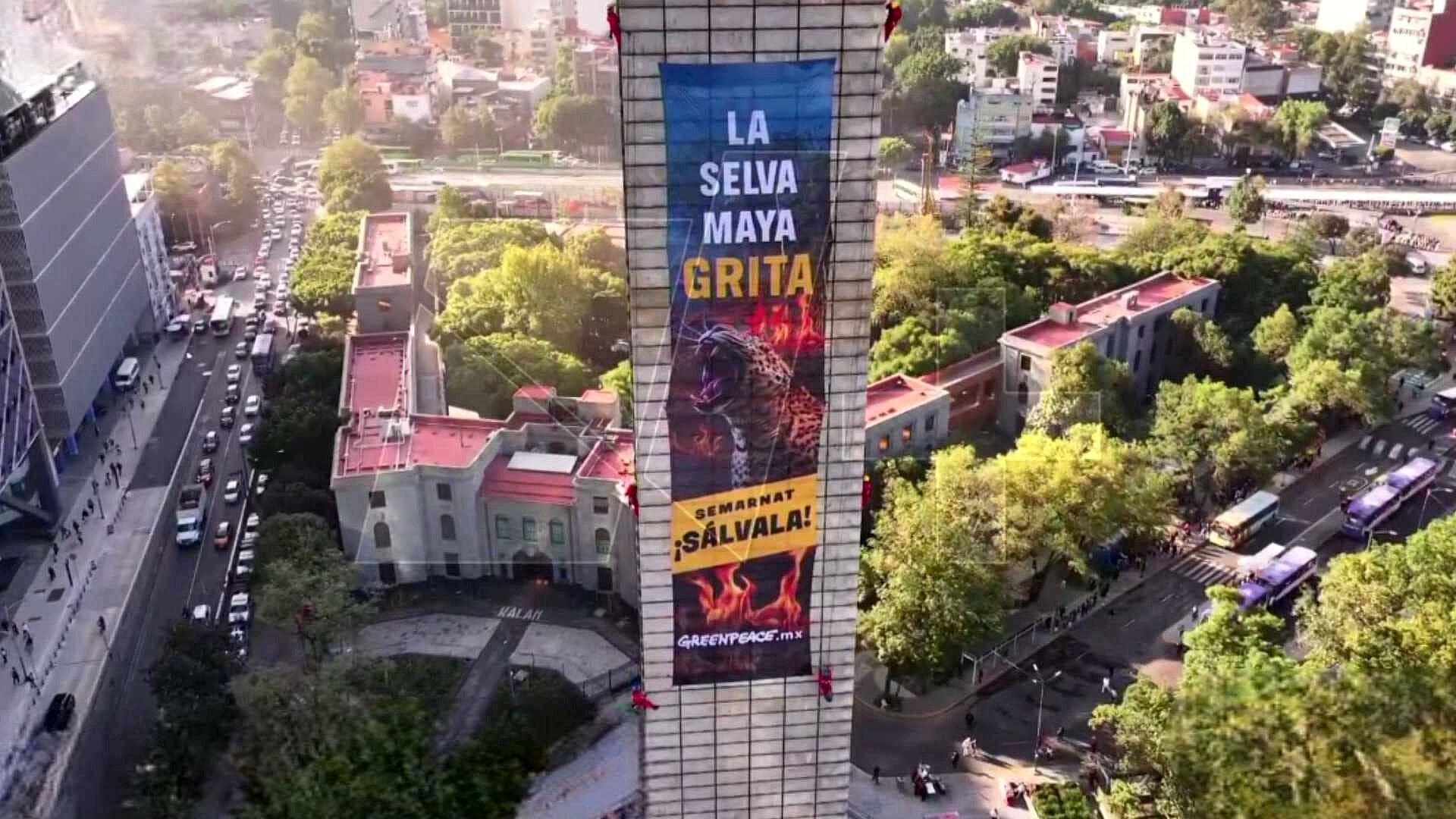 Activistas Despliegan Lona en la Estela de Luz ¿Serán Multados?