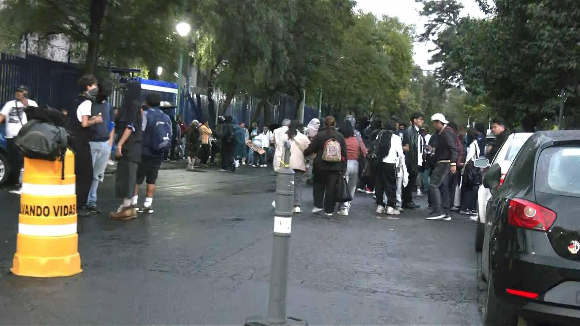 Protesta Alumnos del CCH Sur: Llegan a Rectoría y Bajan Bandera a Media Asta en Ciudad Universitaria