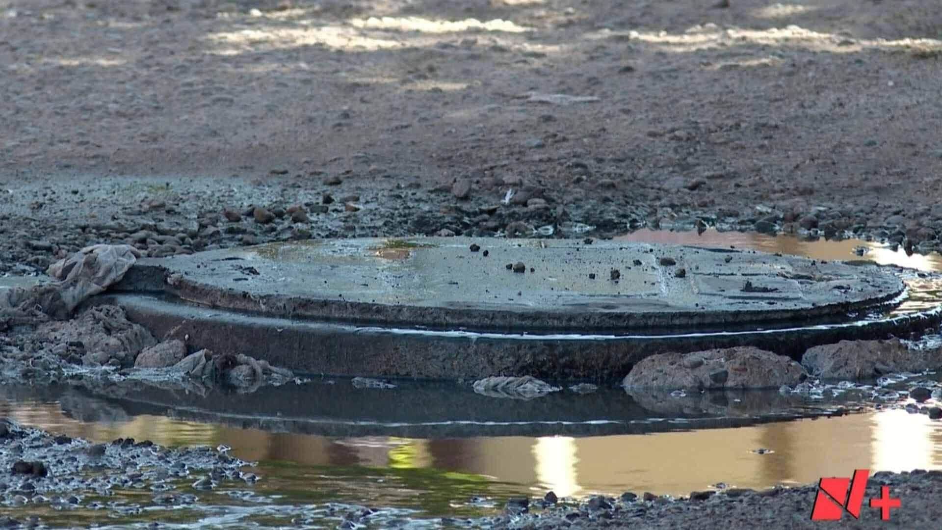 Vecinos Denuncian Fuga de Drenaje Desde Hace Un Mes en Colonia Sahuaro de Hermosillo