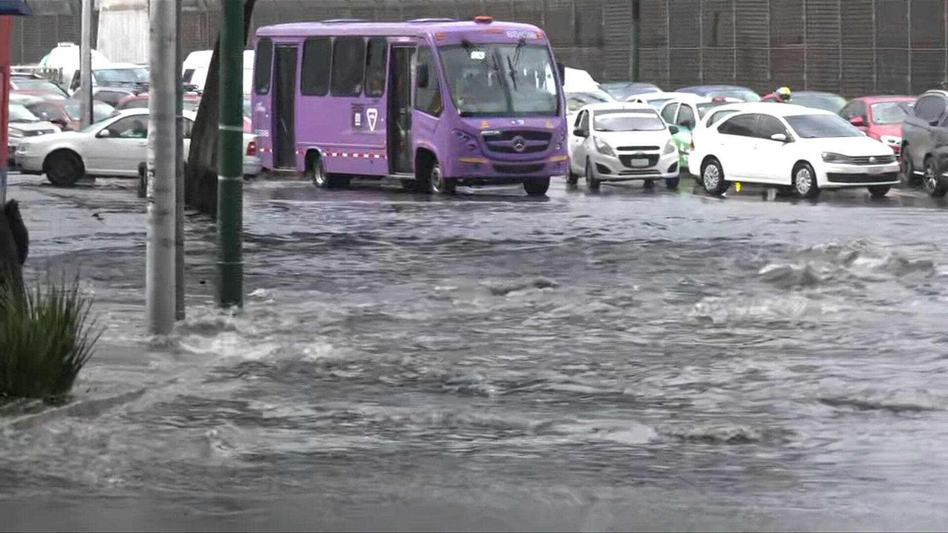 Lluvias en CDMX Hoy Dejan Encharcamientos en Circuito Interior, cerca del Metro Oceanía