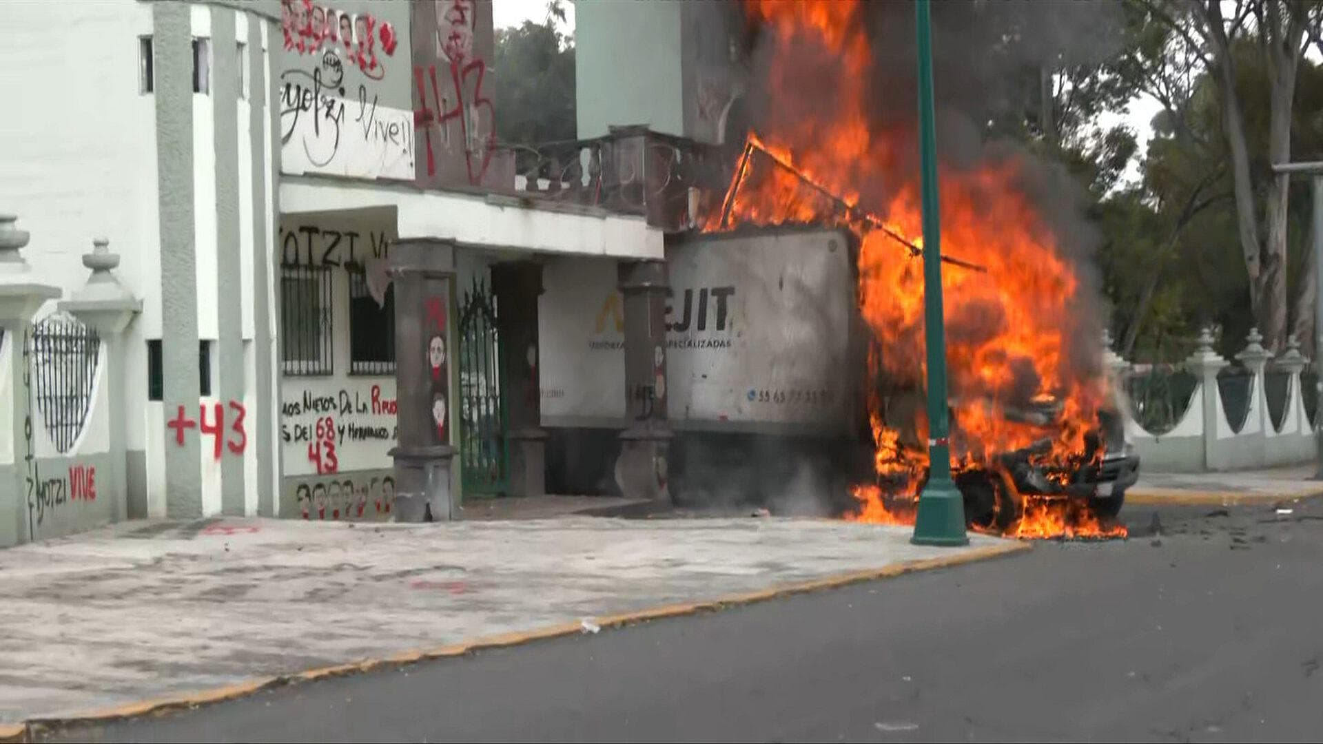 Se Incendia Camión Impactado en Entrada de Campo Militar en Mitin de Normalistas de Ayotzinapa