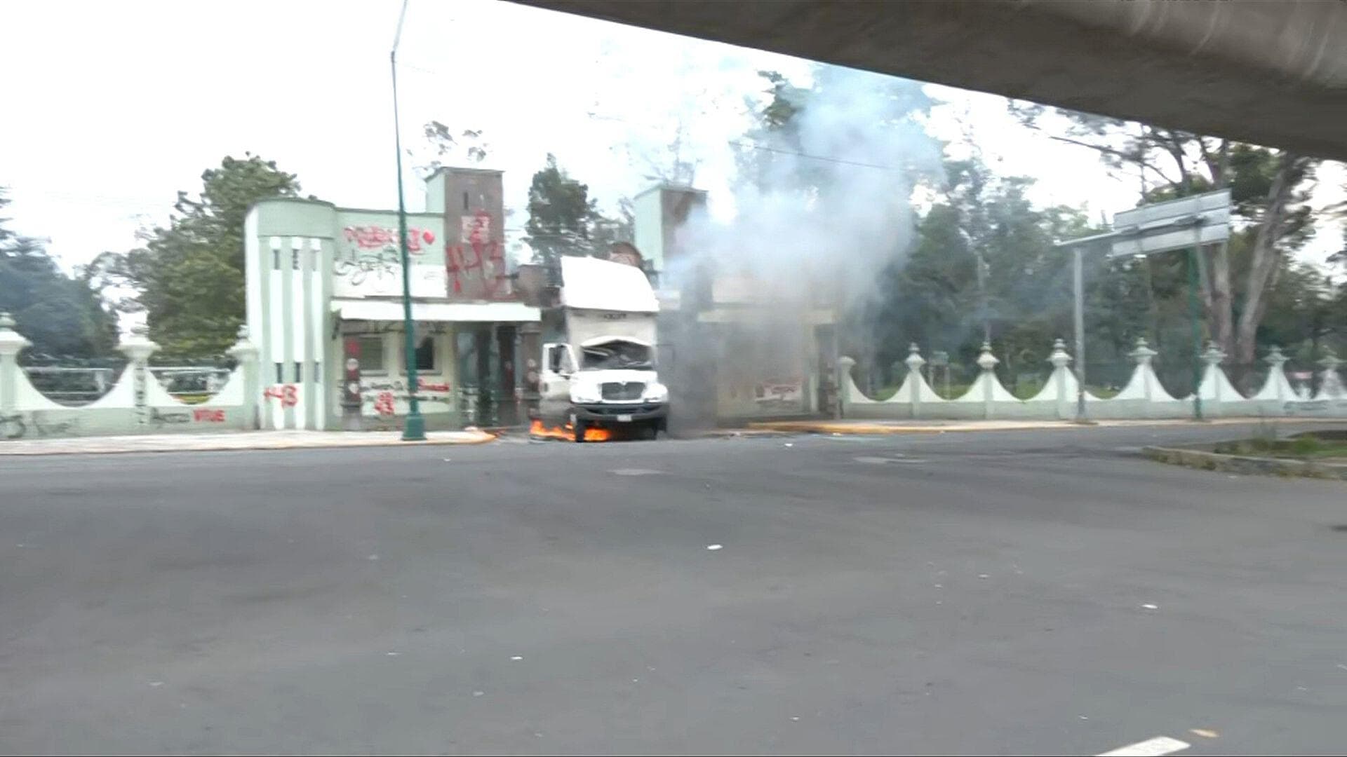 Normalistas de Ayotzinapa Impactan Camión contra Entrada del Campo Militar