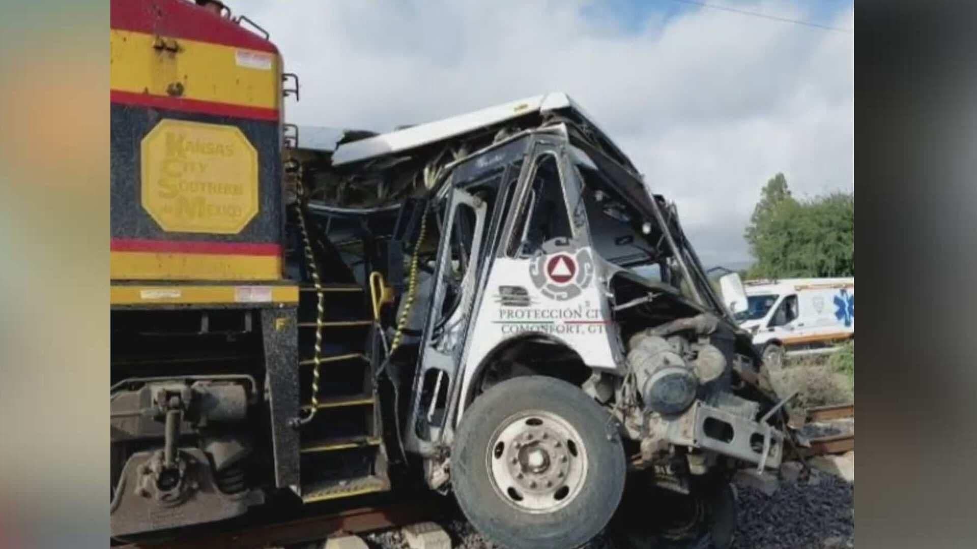 Conductor de Autobús se Da a la Fuga tras Choque con Tren en Comonfort; Así Quedó la Unidad