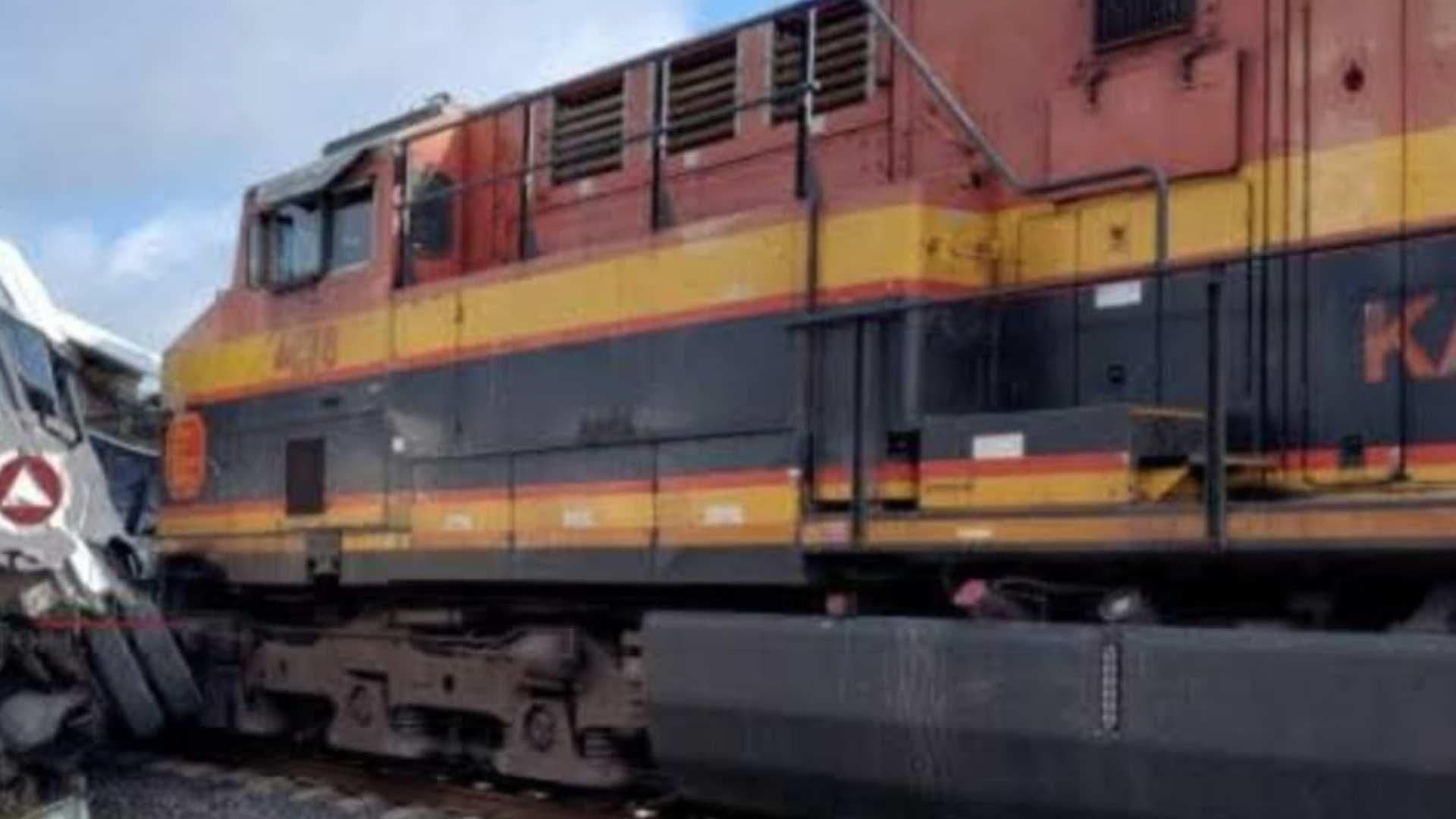 Fuerte Accidente entre un Tren y un Autobús en Comonfort, Guanajuato, Deja Varios Muertos
