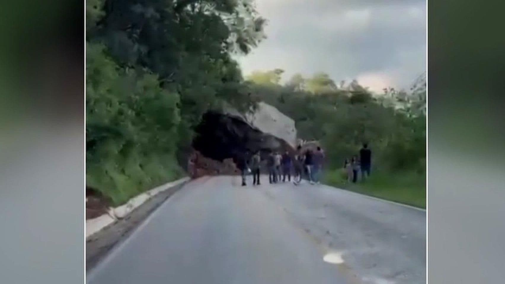 VIDEO: Momento de Derrumbe en Ixtapan de la Sal que Bloquea Carretera a Coatepec Harinas