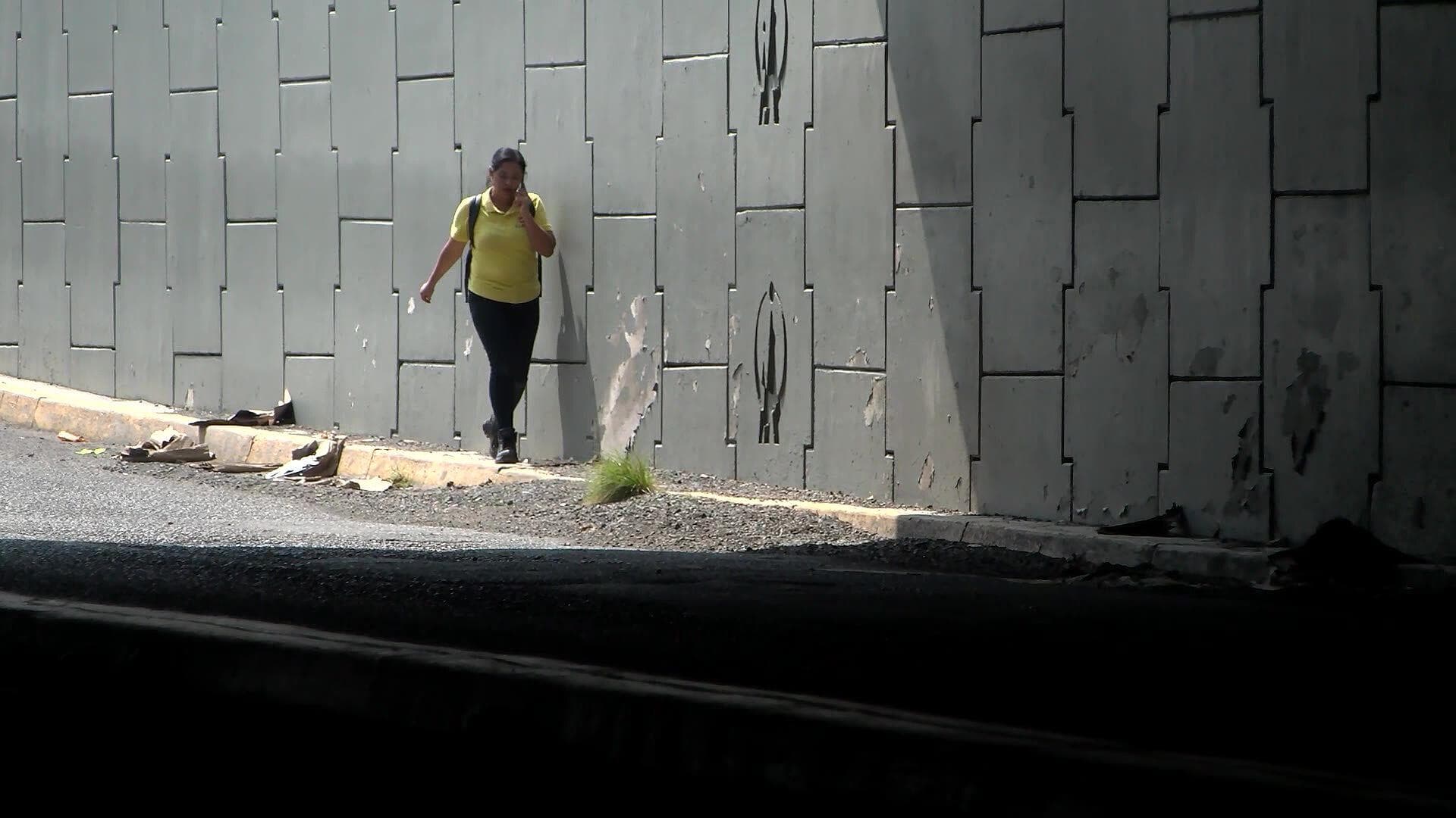 Peatones en Riesgo por Falta de Espacio en Puente Peatonal Cerca de Plaza de Toros