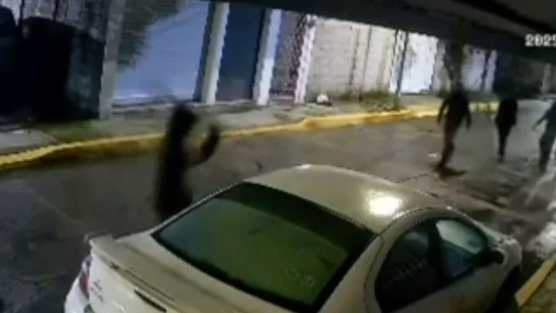 Video: Cámara de Seguridad Capta a Sujetos Causar Daños a Vehículo en Cuitláhuac, Veracruz