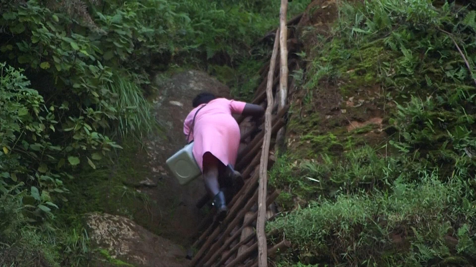 Enfermera en Uganda Escala Acantilados para Llevar Vacunas a Niños de Comunidades Remotas