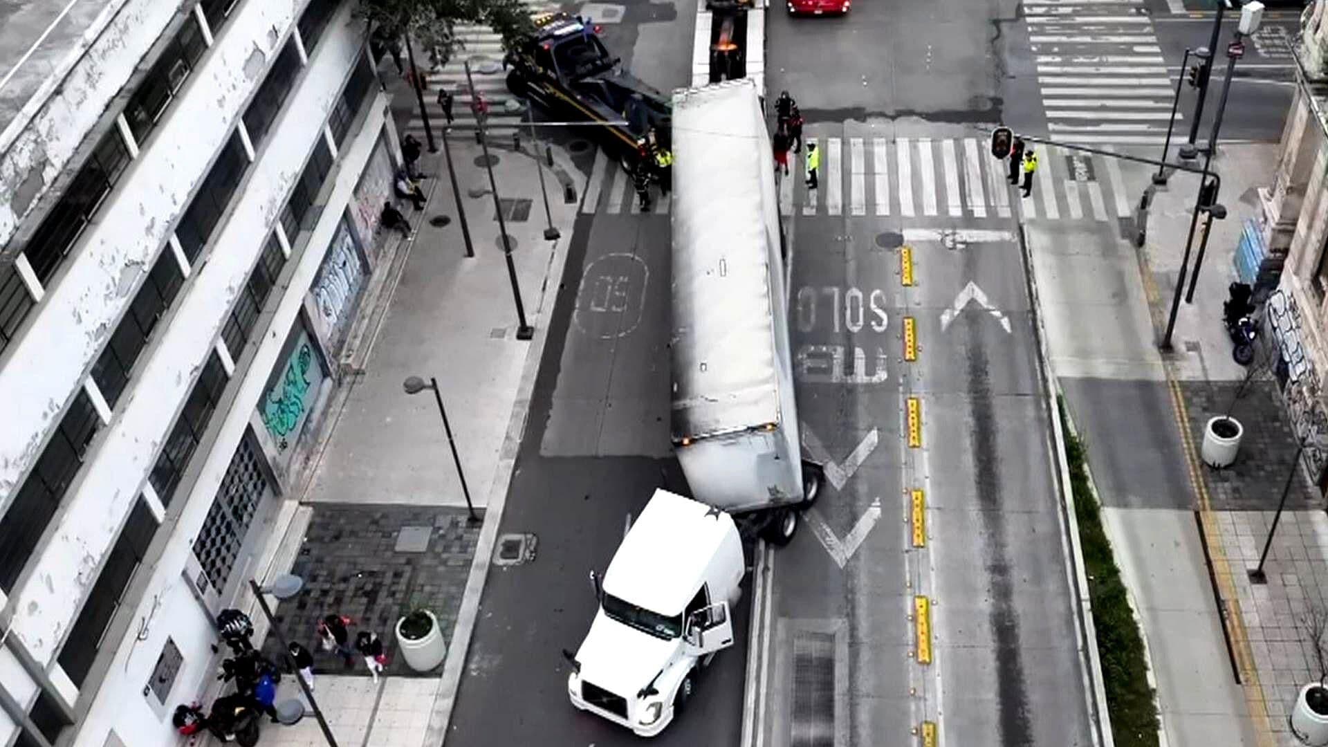 Así Se Ve Desde el Aire el Tráiler Partido y Atorado en Balderas
