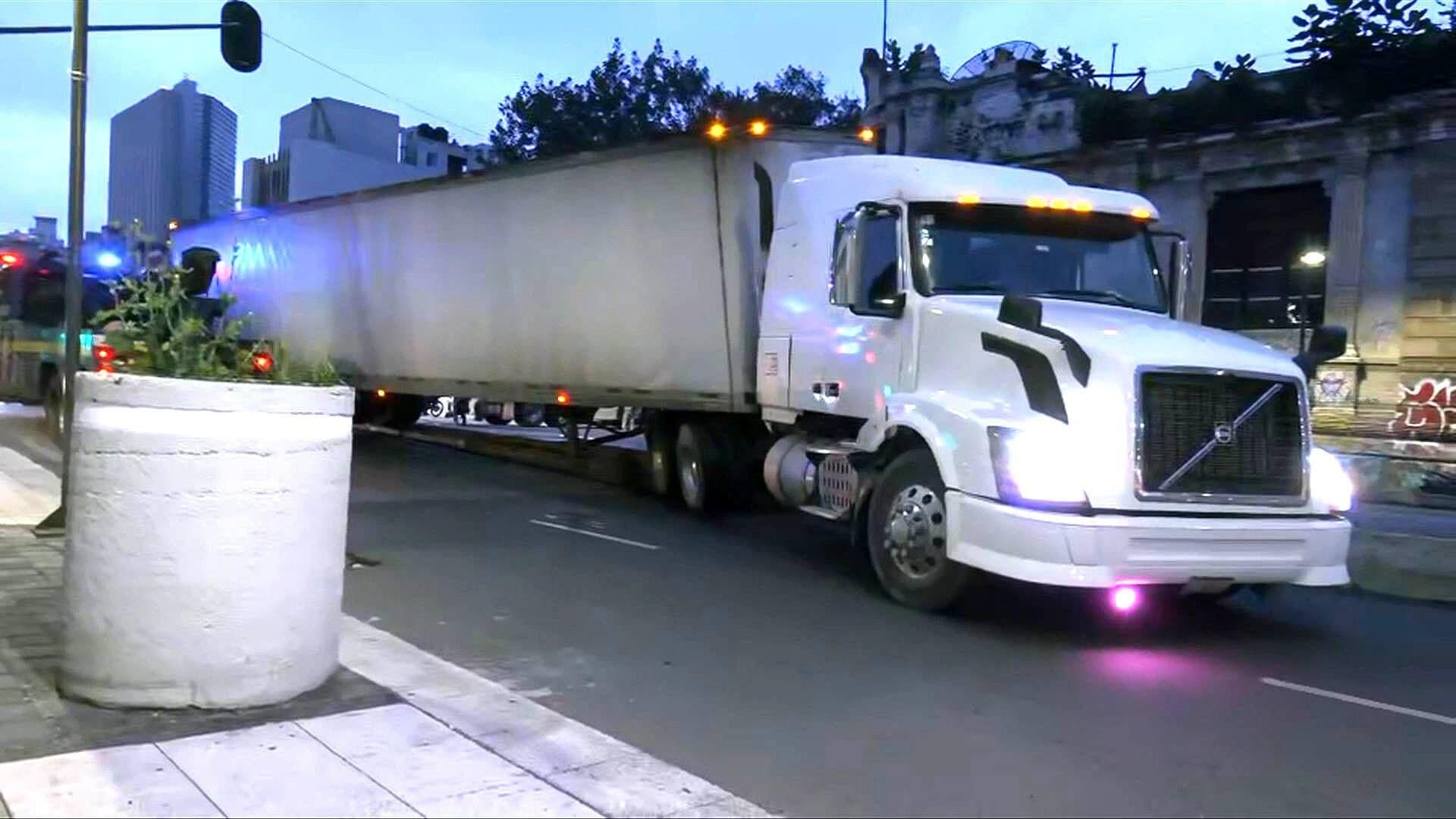 Caos Vial en CDMX: Tráiler Queda Atorado en Carril del Metrobús CDMX, en Balderas
